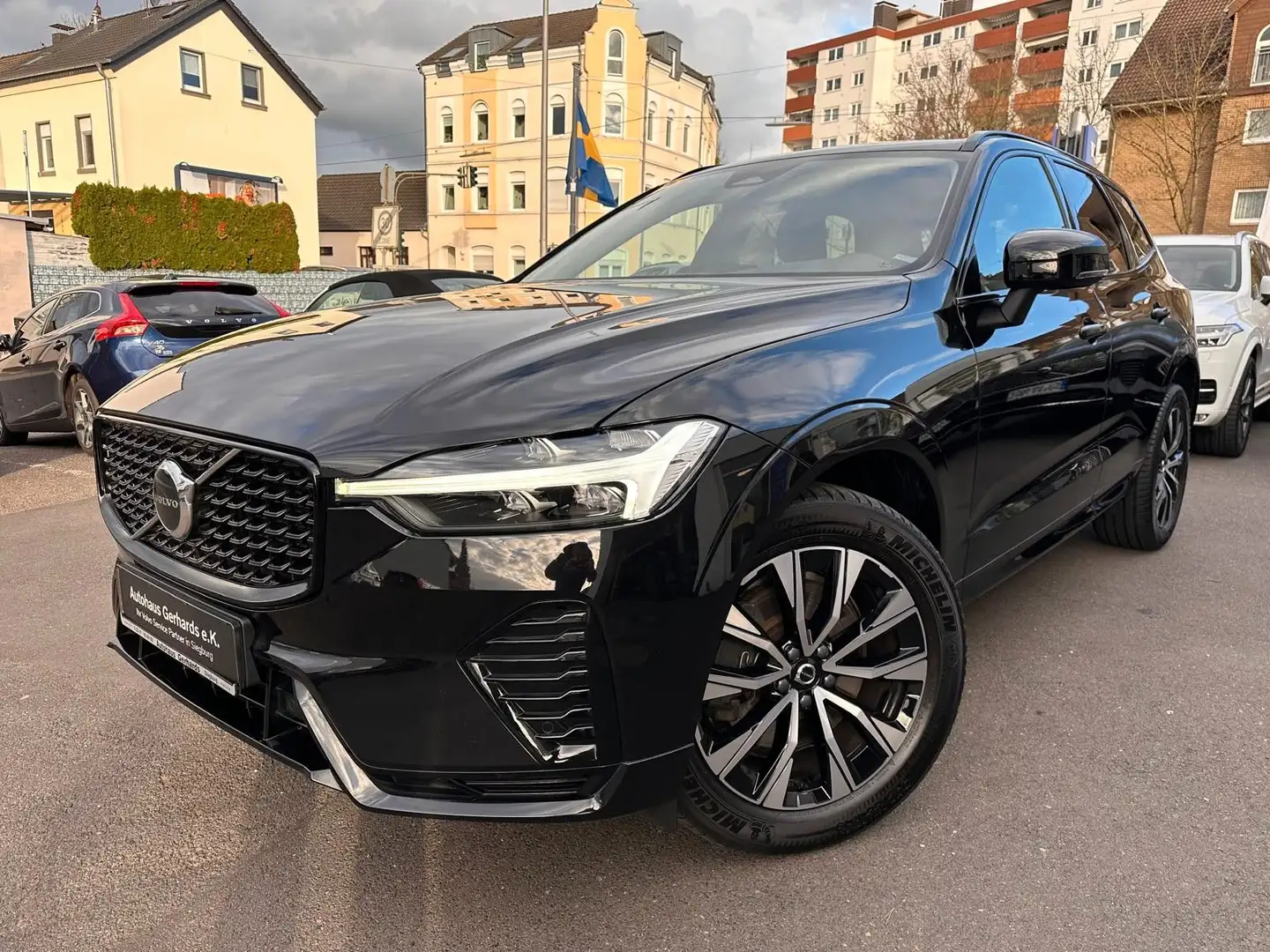 Volvo XC60 B4 FWD Plus Dark AHK,Kindersitze, BLIS,ACC Schwarz - 1