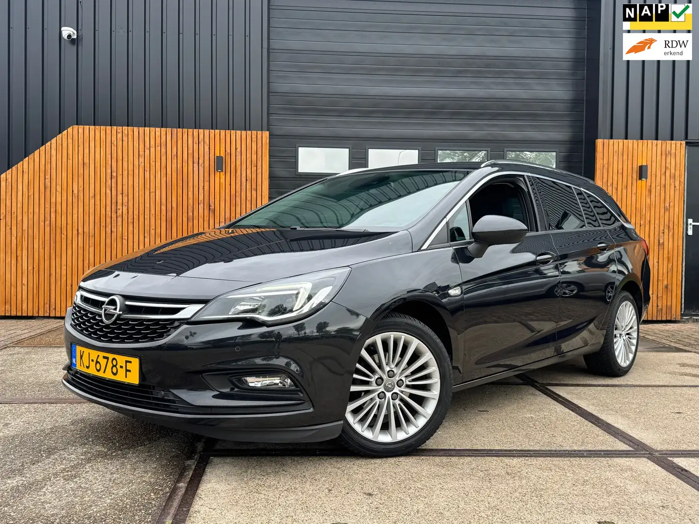 Opel Astra Sports Tourer 1.0 Innovation Aut. Clima Cruise Cam Zwart - 1