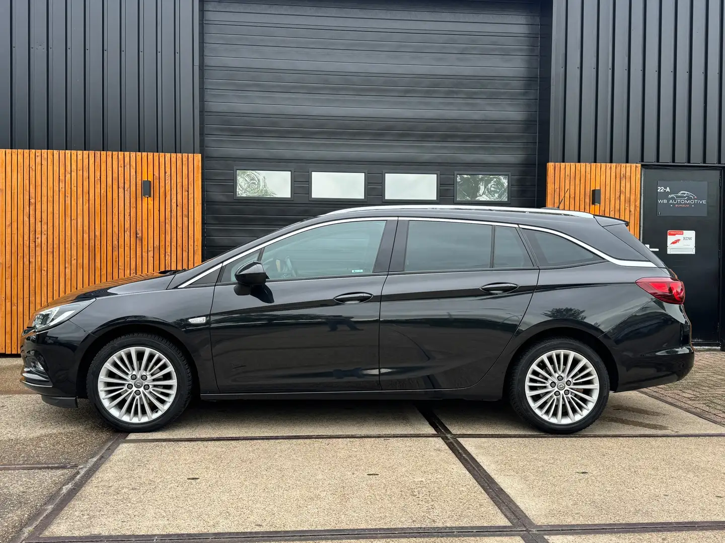 Opel Astra Sports Tourer 1.0 Innovation Aut. Clima Cruise Cam Zwart - 2