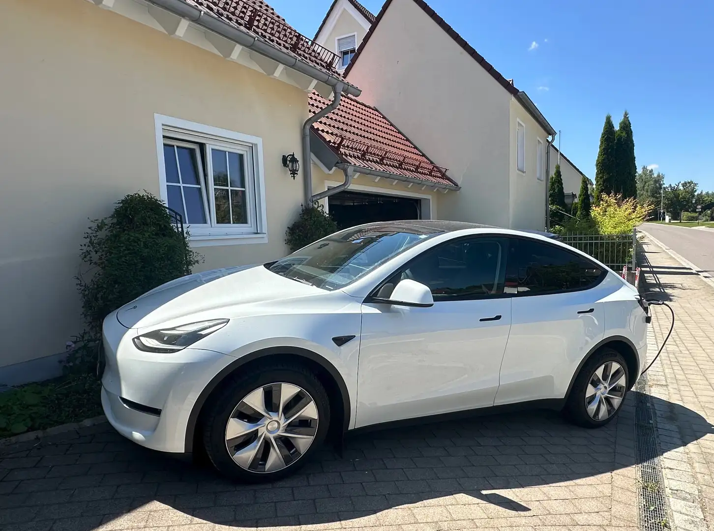 Tesla Model Y LR AWD Long Range Dual Hairpin*WR+AHK*AMD*Heatpump Weiß - 2