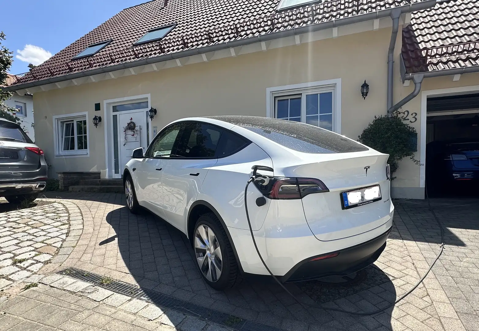 Tesla Model Y LR AWD Long Range Dual Hairpin*WR+AHK*AMD*Heatpump Weiß - 1