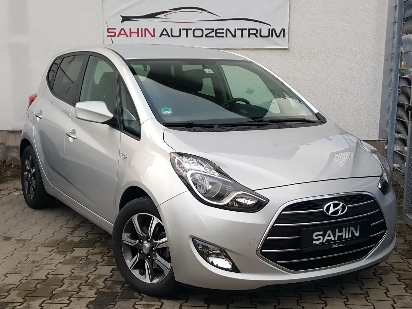 Hyundai iX20 1.6 Automatik YES! 1.Hand PDC SHZ Scheckheft Grau - 2