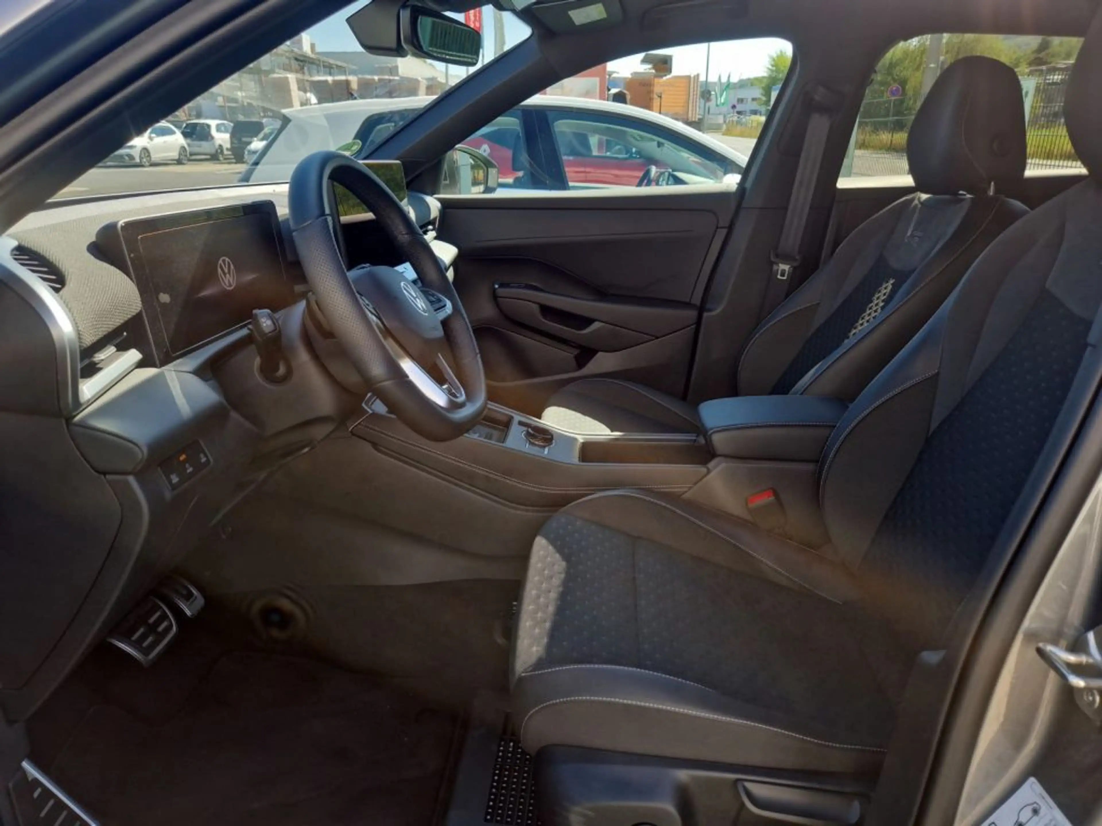 Volkswagen T-Roc 1.5 eTSI OPF DSG R-Line — photo 12