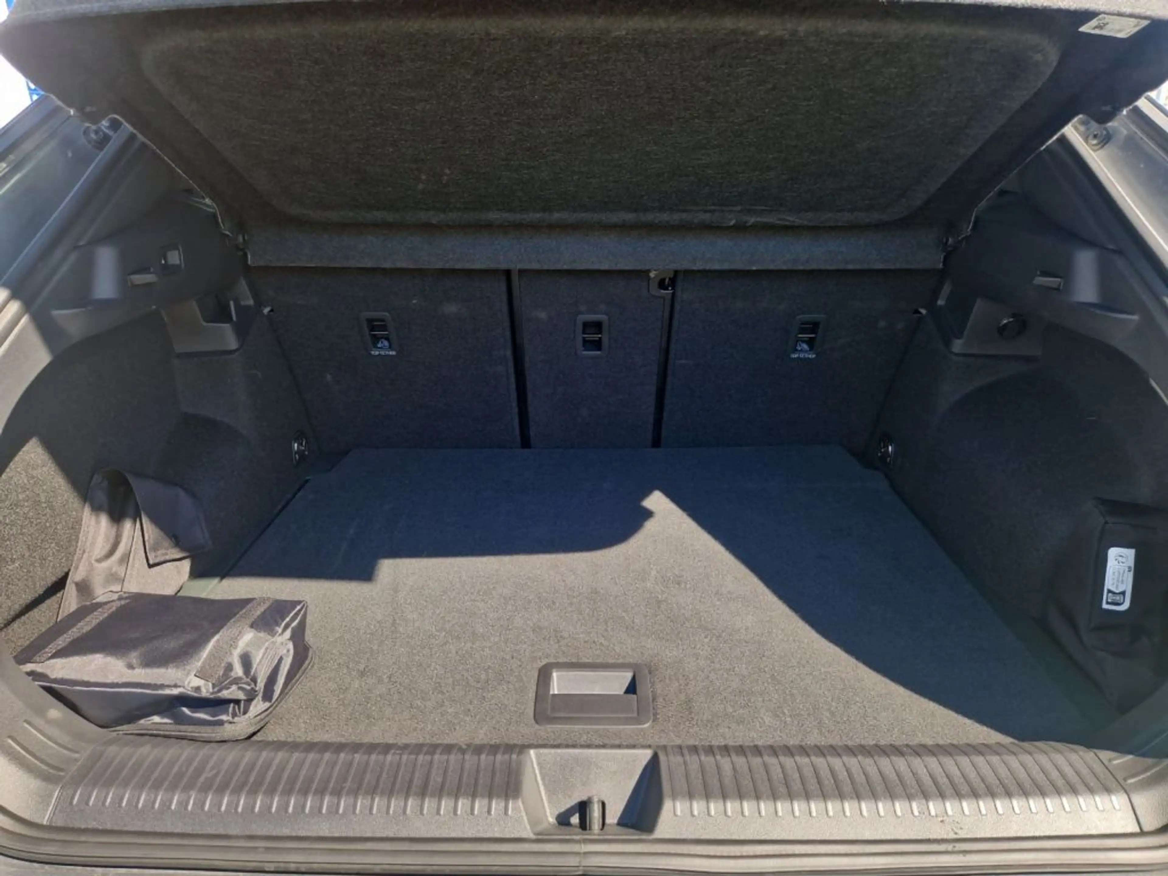 Volkswagen T-Roc 1.5 eTSI OPF DSG R-Line — photo 9