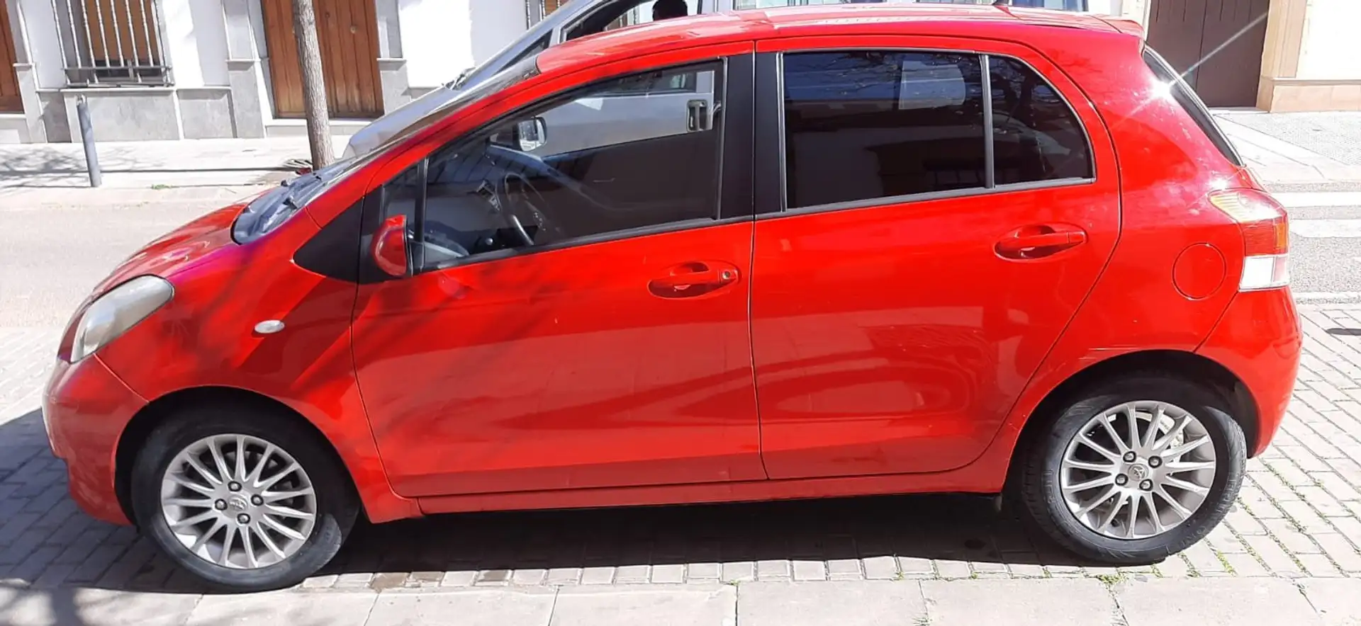 Toyota Yaris 1.3 VVT-i Active Rojo - 1