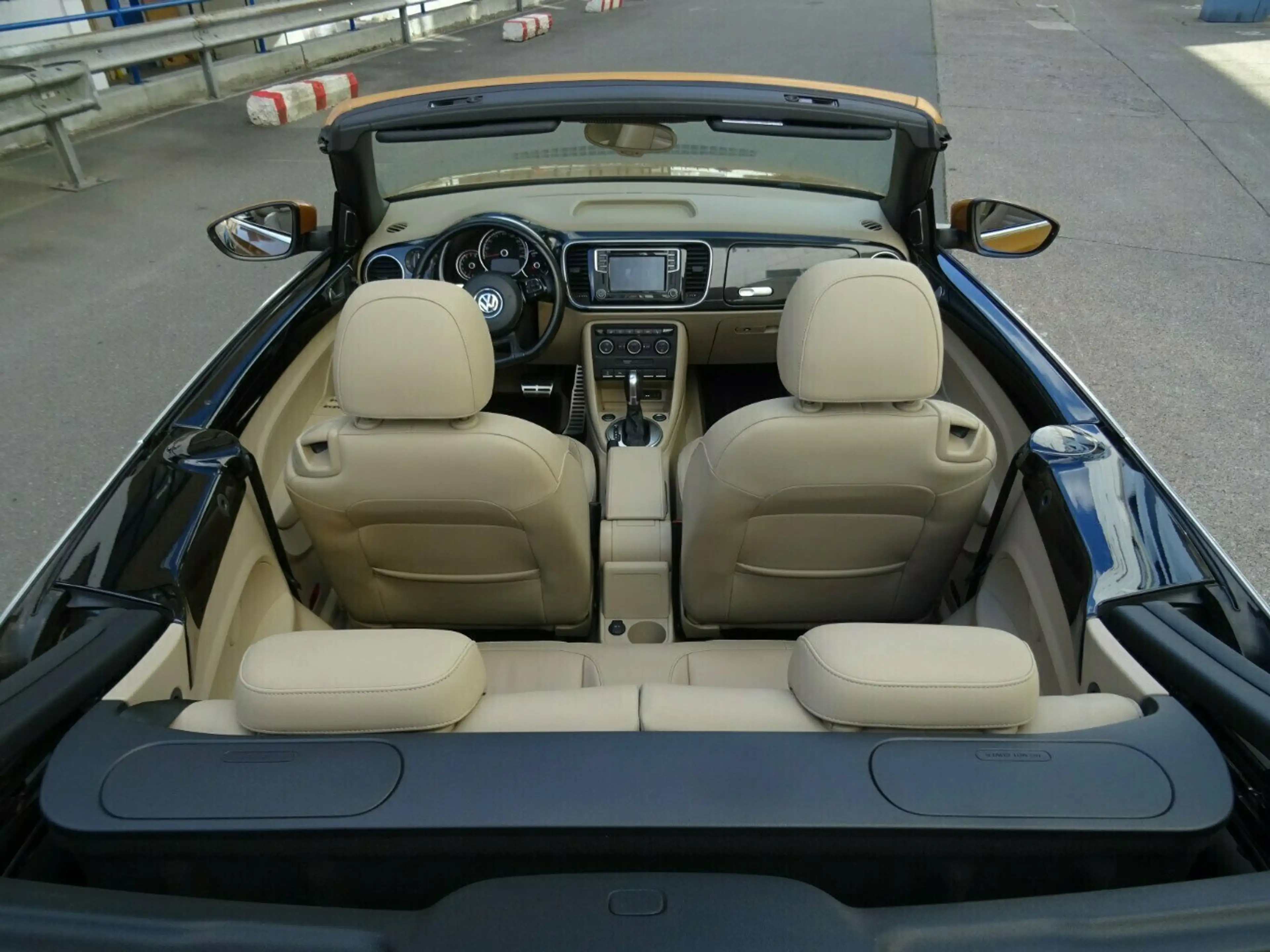 Volkswagen Beetle 2,0 TSI Cabriolet Autom,Leder,Kamera — photo 23
