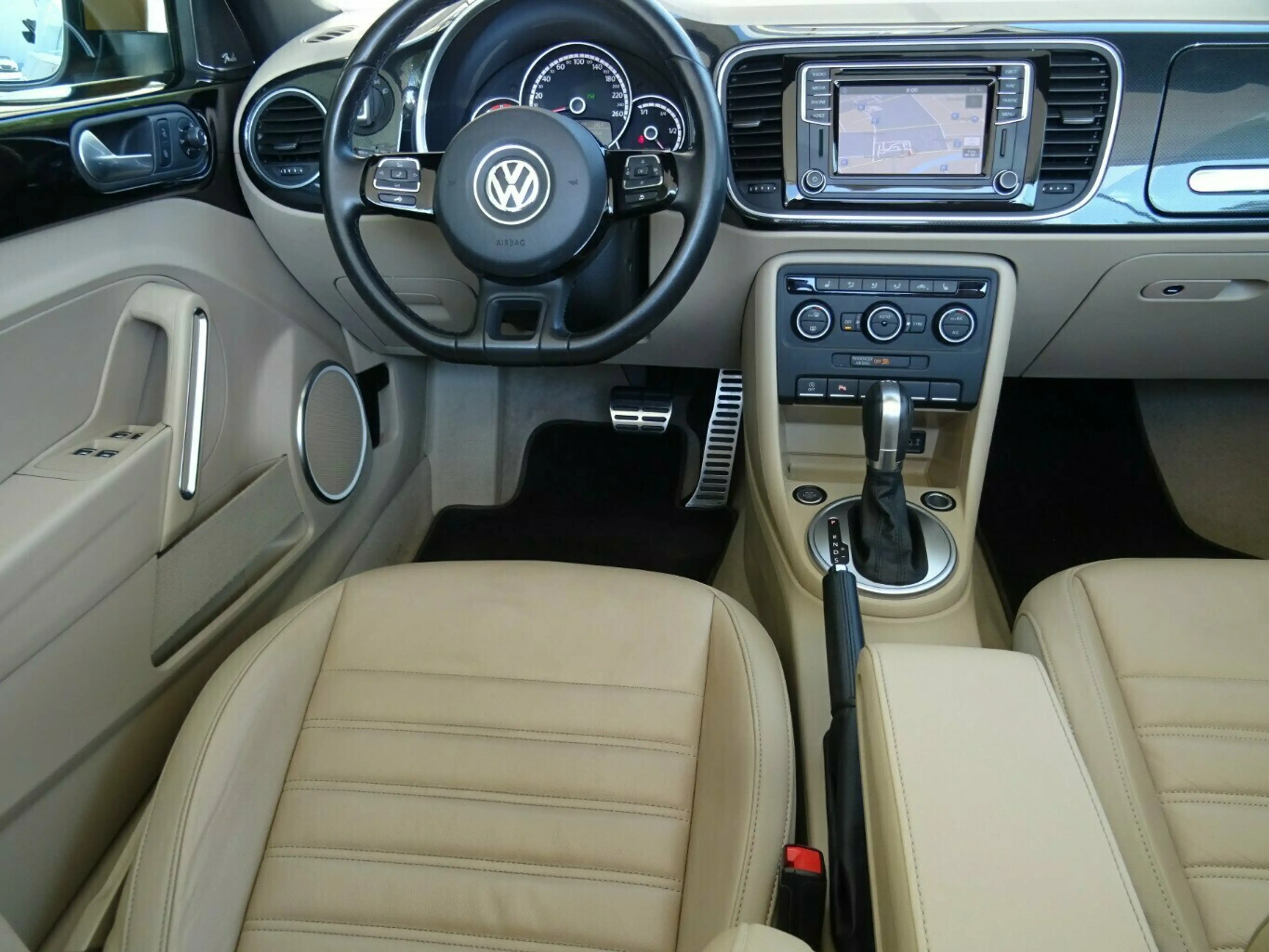 Volkswagen Beetle 2,0 TSI Cabriolet Autom,Leder,Kamera — photo 4