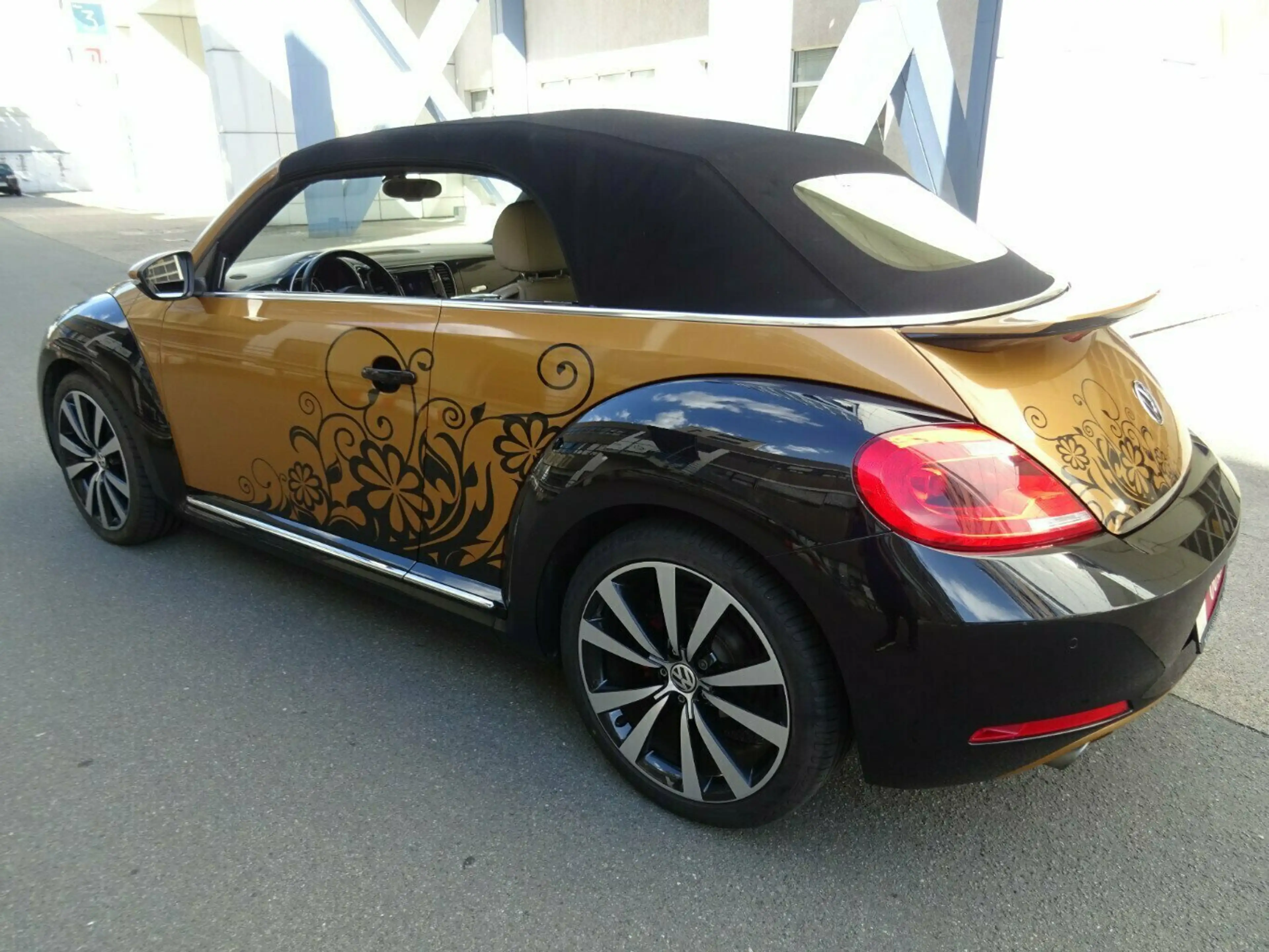 Volkswagen Beetle 2,0 TSI Cabriolet Autom,Leder,Kamera — photo 17