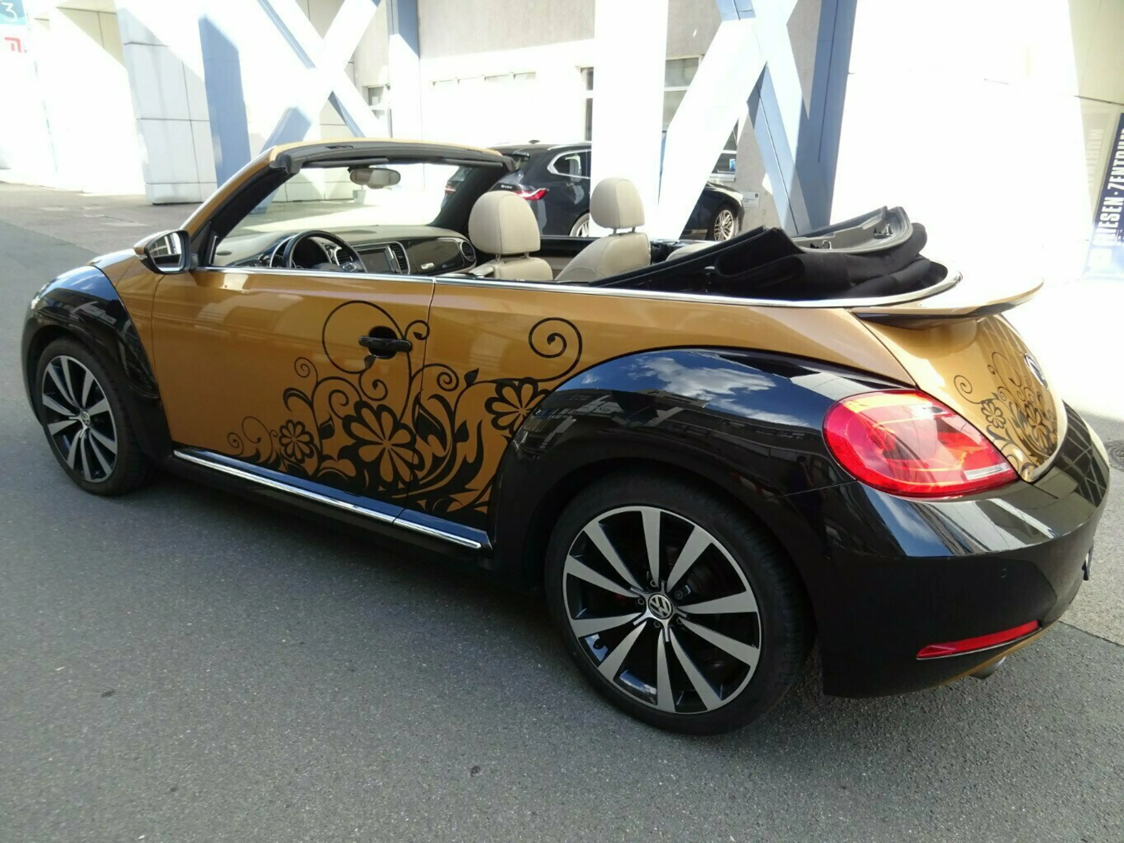 Volkswagen Beetle 2,0 TSI Cabriolet Autom,Leder,Kamera — photo 18