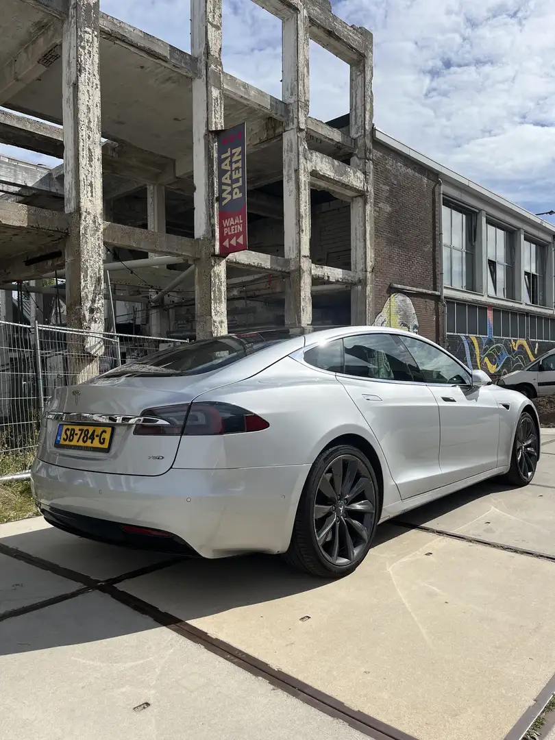Tesla Model S 75D Base Stříbrná - 2