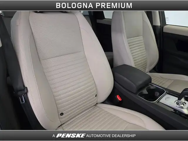 Land Rover Discovery Sport view 15