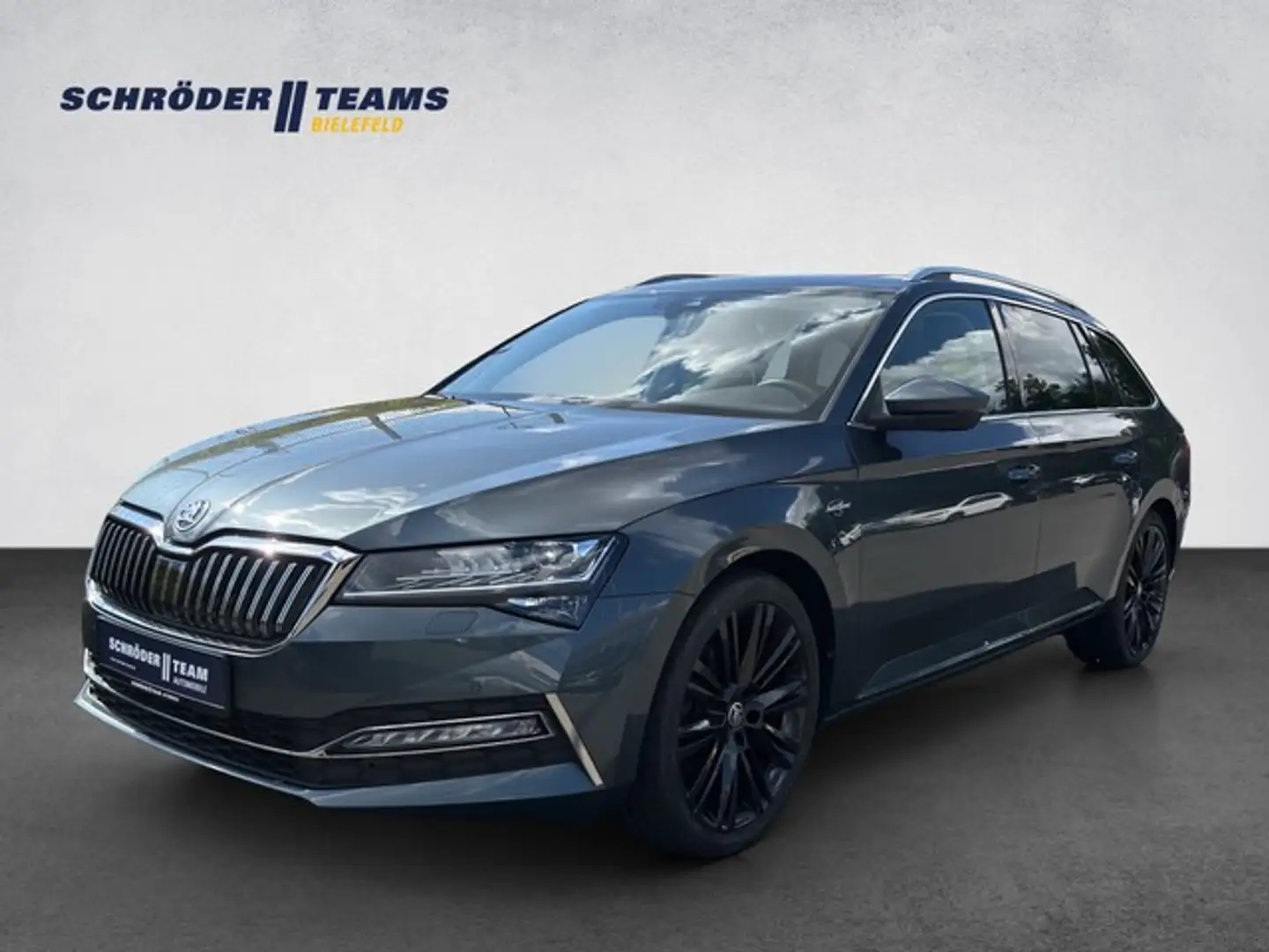 Skoda Superb Combi 2.0 TDI DSG LK PANO/AHK/DCC/MATRIX Grau - 1