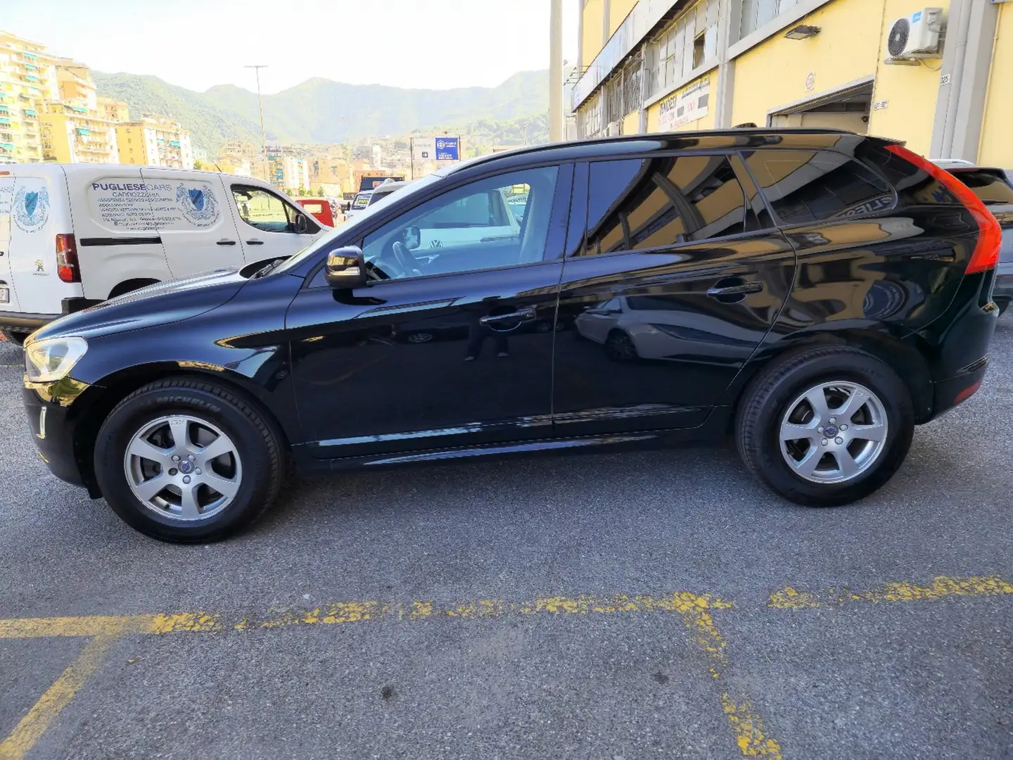 Volvo XC60 2.4 d4 Momentum awd 181cv geartronic Nero - 2