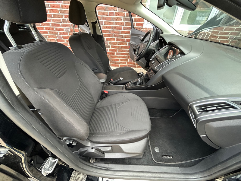 Ford Focus Ford Focus Turnier 1.5 TDCI Titanium Kamera Scheckheftgepflegt — photo 12