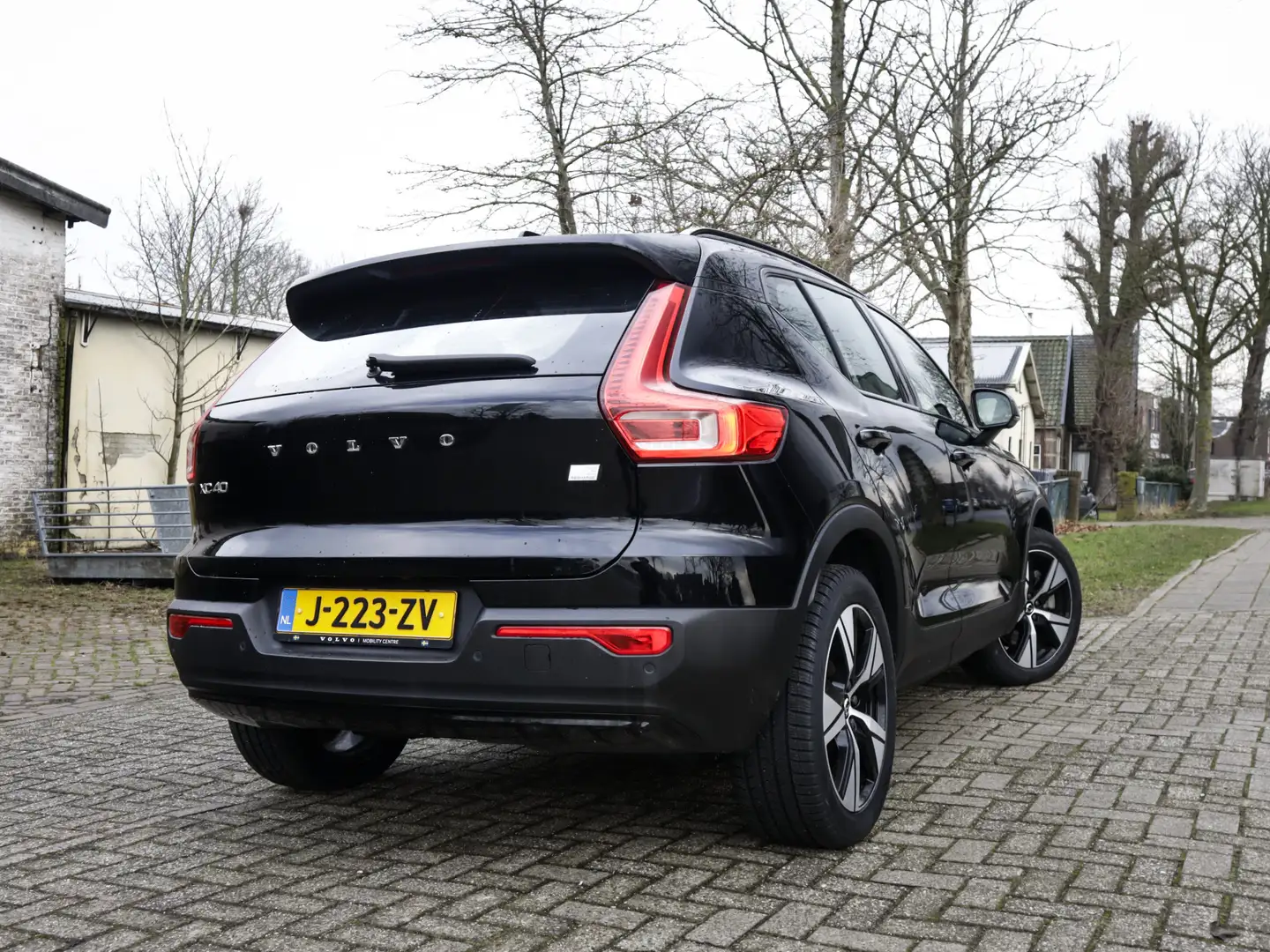 Volvo XC40 Recharge P8 AWD R-Design 3-Fase 1e-Eig. & Dealer-O Schwarz - 2