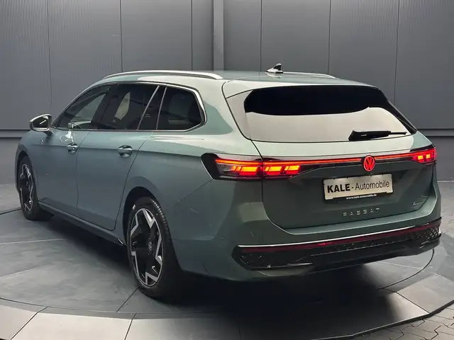 Volkswagen Passat view 3
