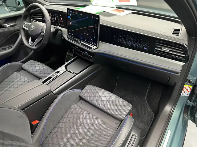 Volkswagen Passat view 11