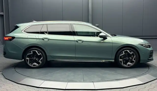 Volkswagen Passat view 6