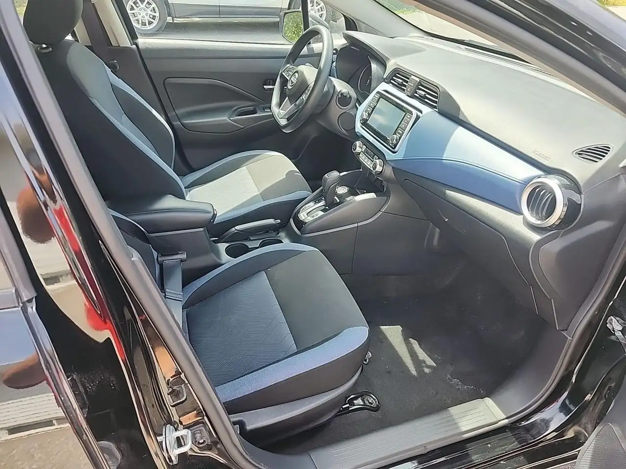 Nissan Versa снимка Nissan Versa