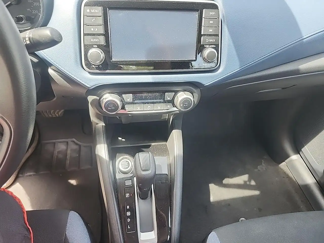 Nissan Versa снимка Nissan Versa