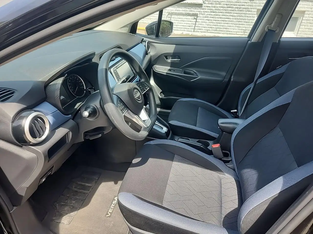 Nissan Versa снимка Nissan Versa