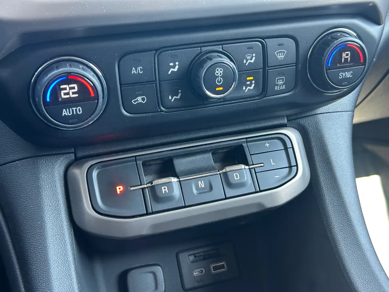 GMC Acadia снимка GMC Acadia