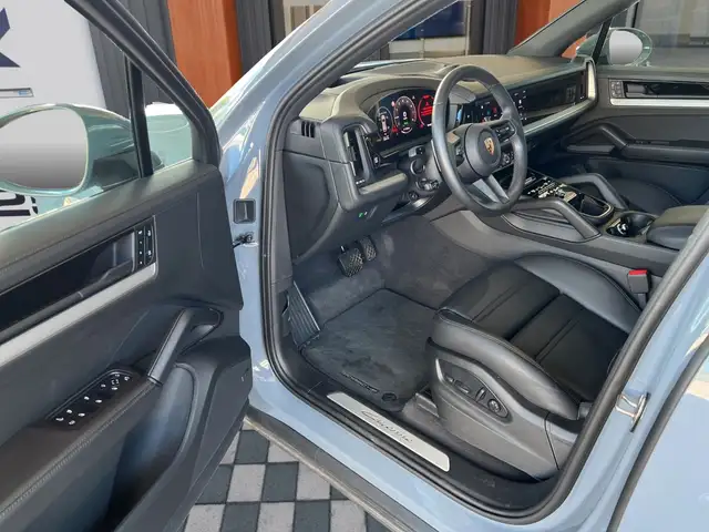Porsche Cayenne view 4