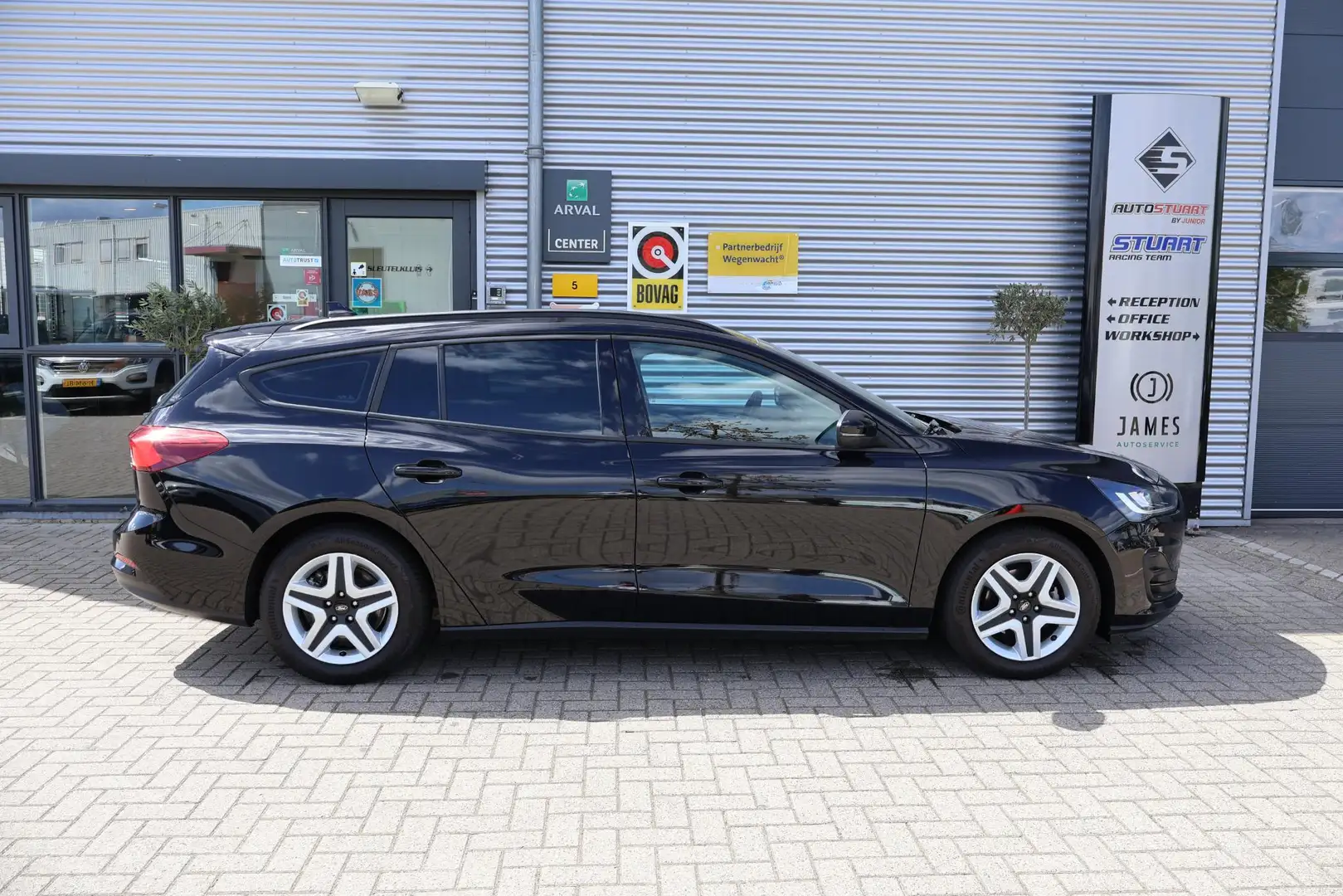 Ford Focus Wagon 1.0 Hybrid Connected NL-Auto | Volledig Onde Schwarz - 2