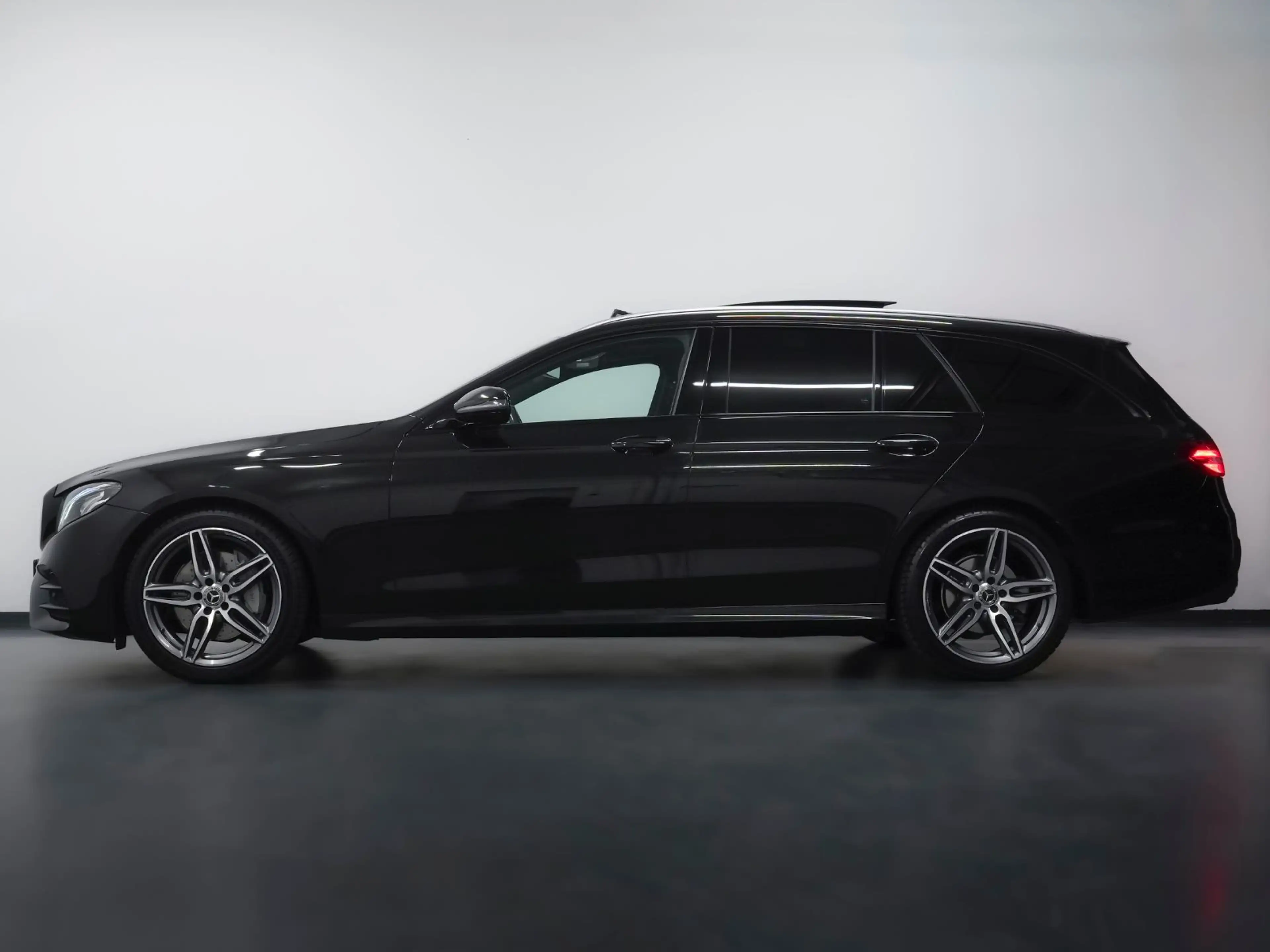 Mercedes-Benz E 220 d AMG-LINE PANO/AMBIENTE/AHK/SITZBEL/9-GANG — photo 11