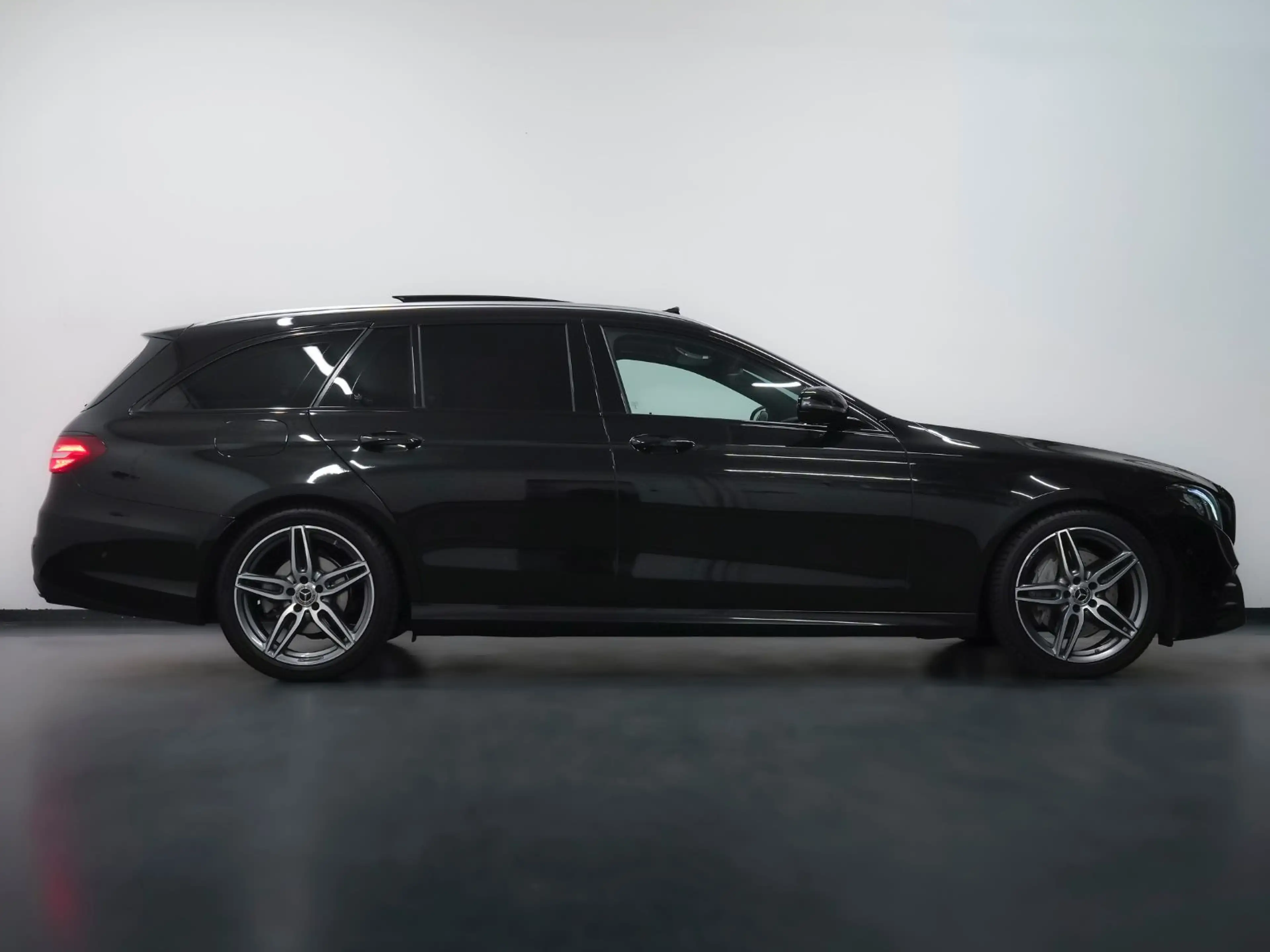 Mercedes-Benz E 220 d AMG-LINE PANO/AMBIENTE/AHK/SITZBEL/9-GANG — photo 12