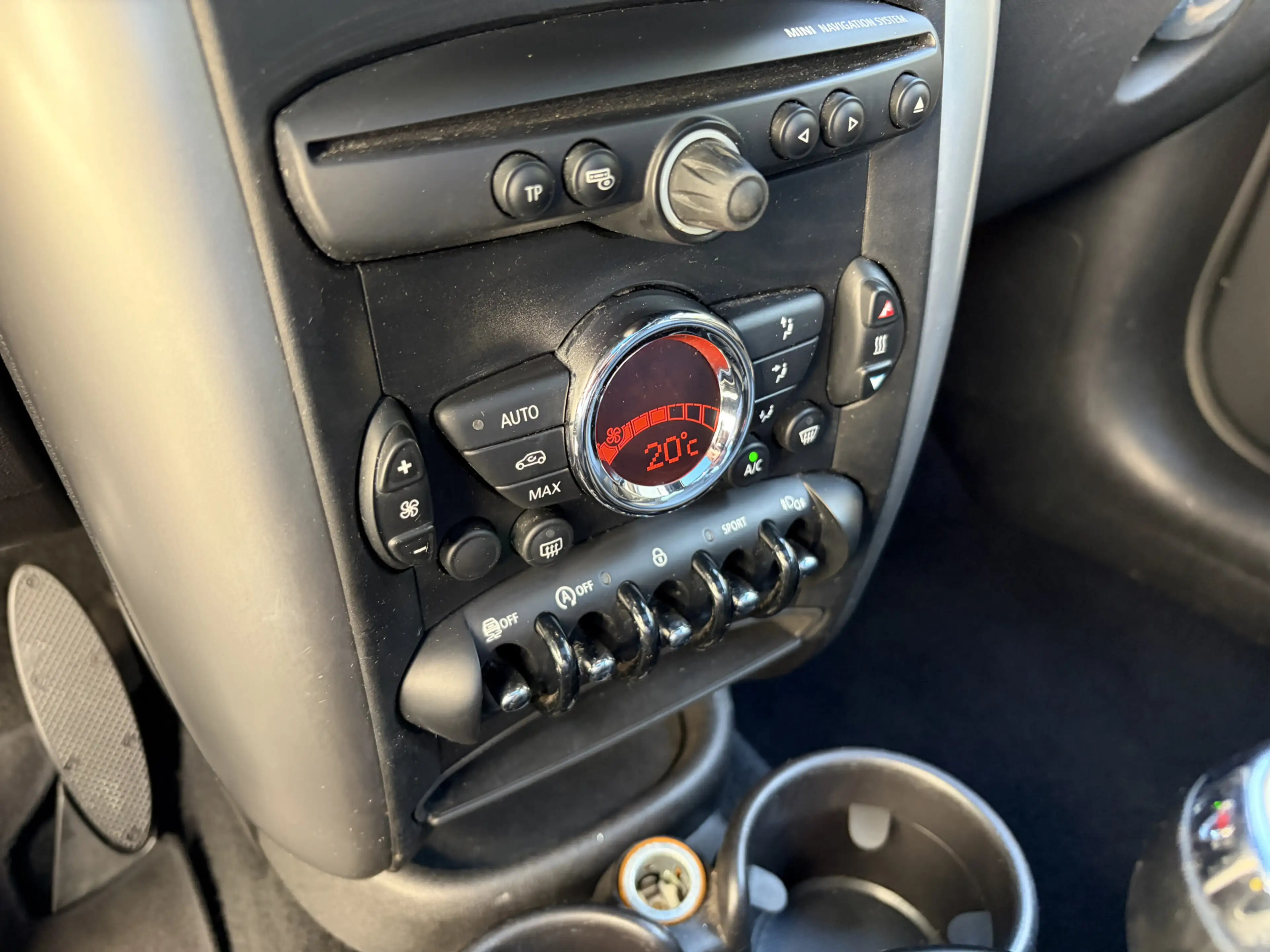 MINI Cooper D Countryman 1.6 Westminster / PANORAMADAK / CRUISE / NAVI / 13 — photo 12