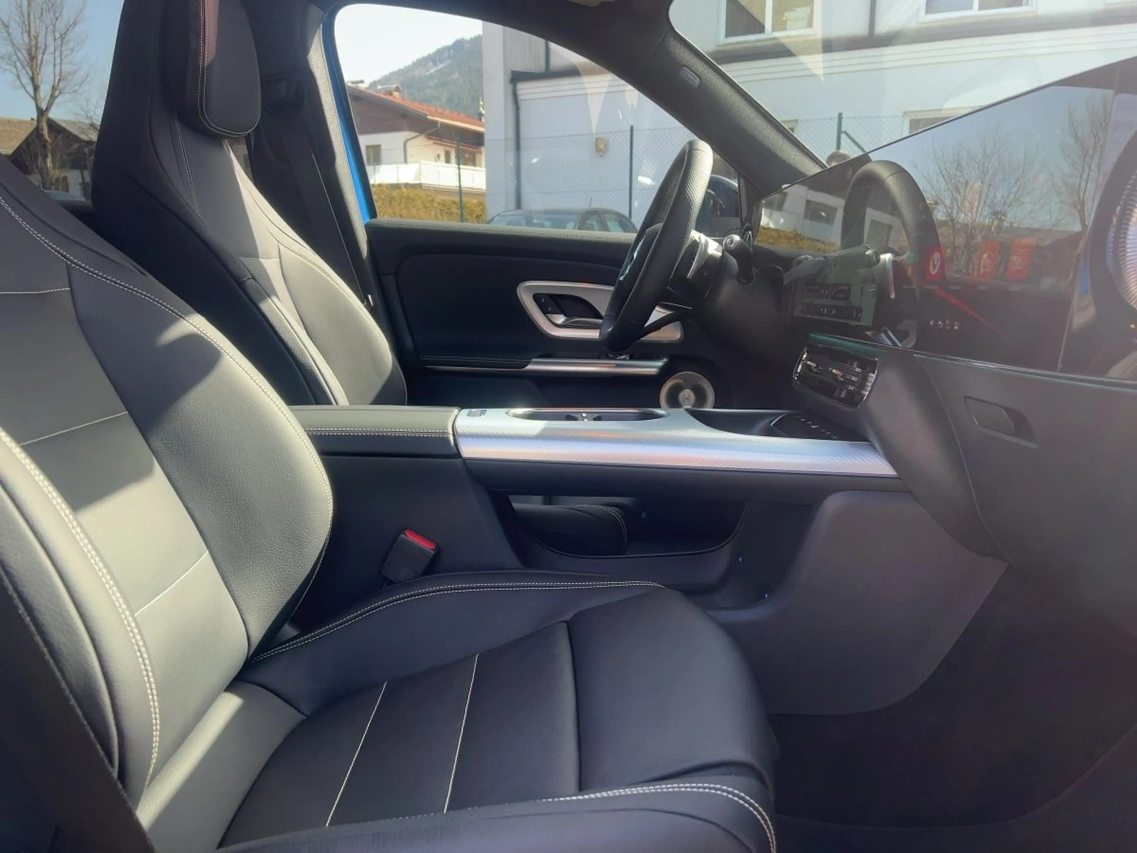 Mercedes-Benz GLB 250 + mit EQ Technologie *AMG*Pano*AHK*360Kam* — photo 7