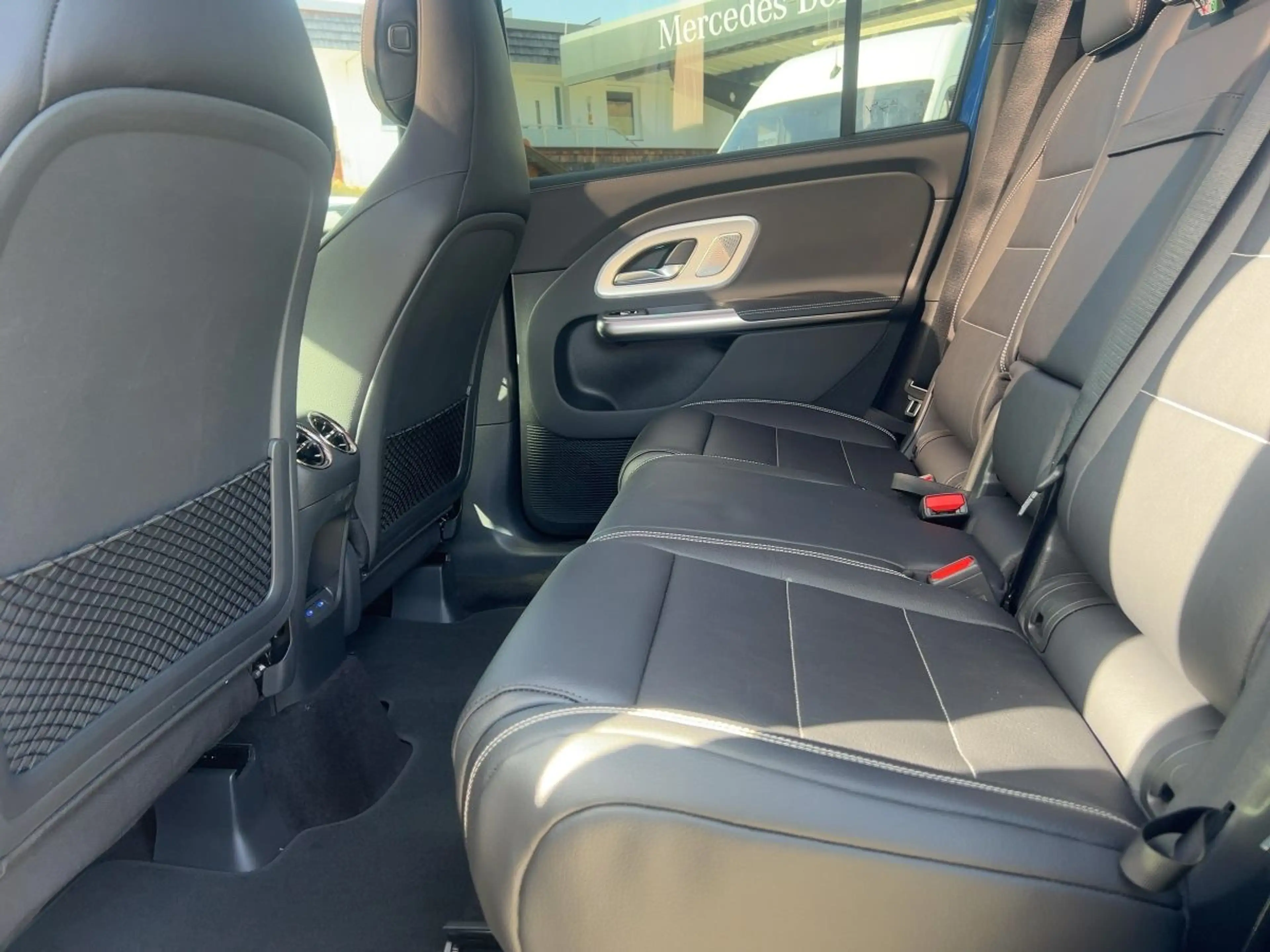 Mercedes-Benz GLB 250 + mit EQ Technologie *AMG*Pano*AHK*360Kam* — photo 9