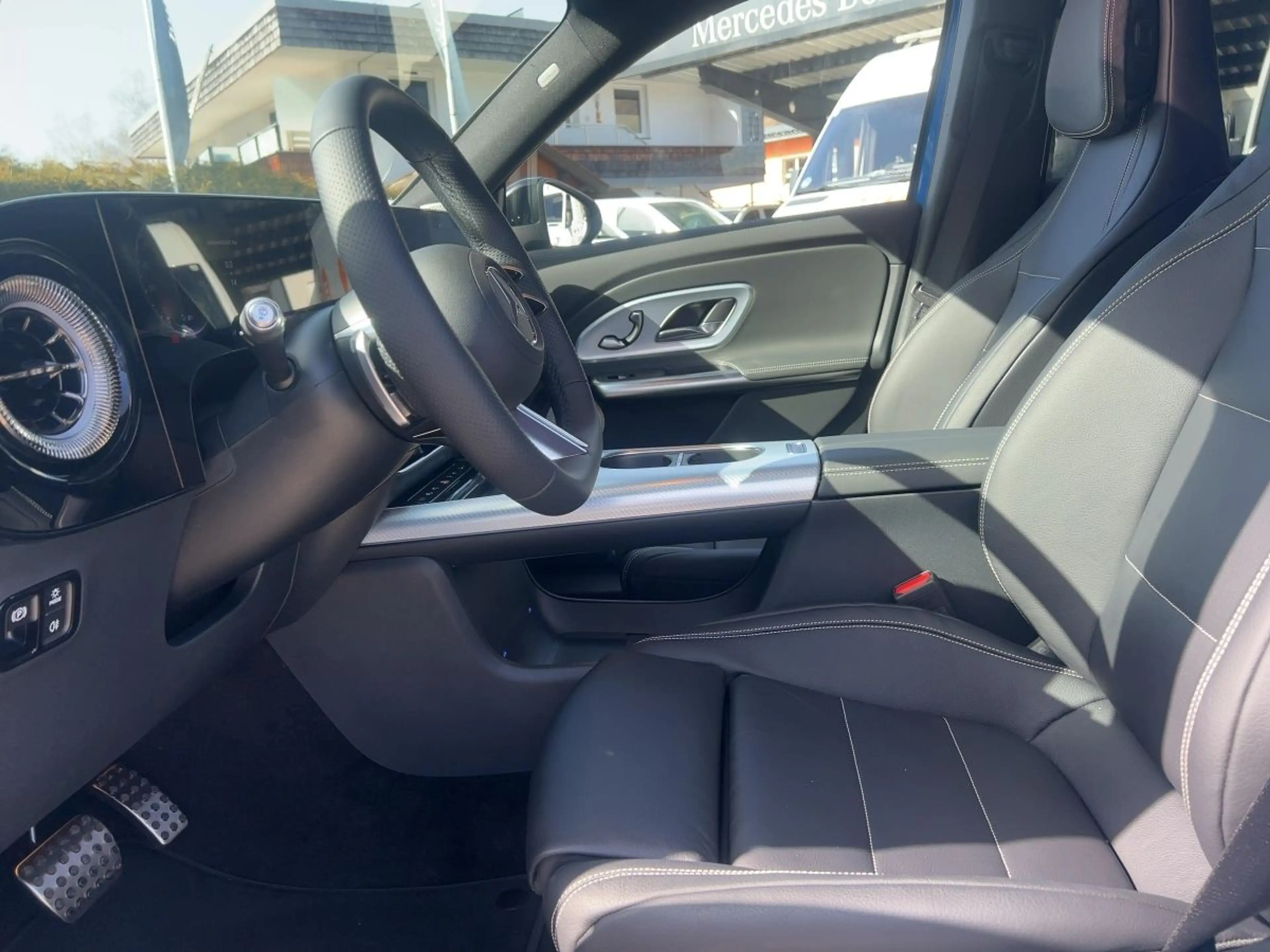 Mercedes-Benz GLB 250 + mit EQ Technologie *AMG*Pano*AHK*360Kam* — photo 3