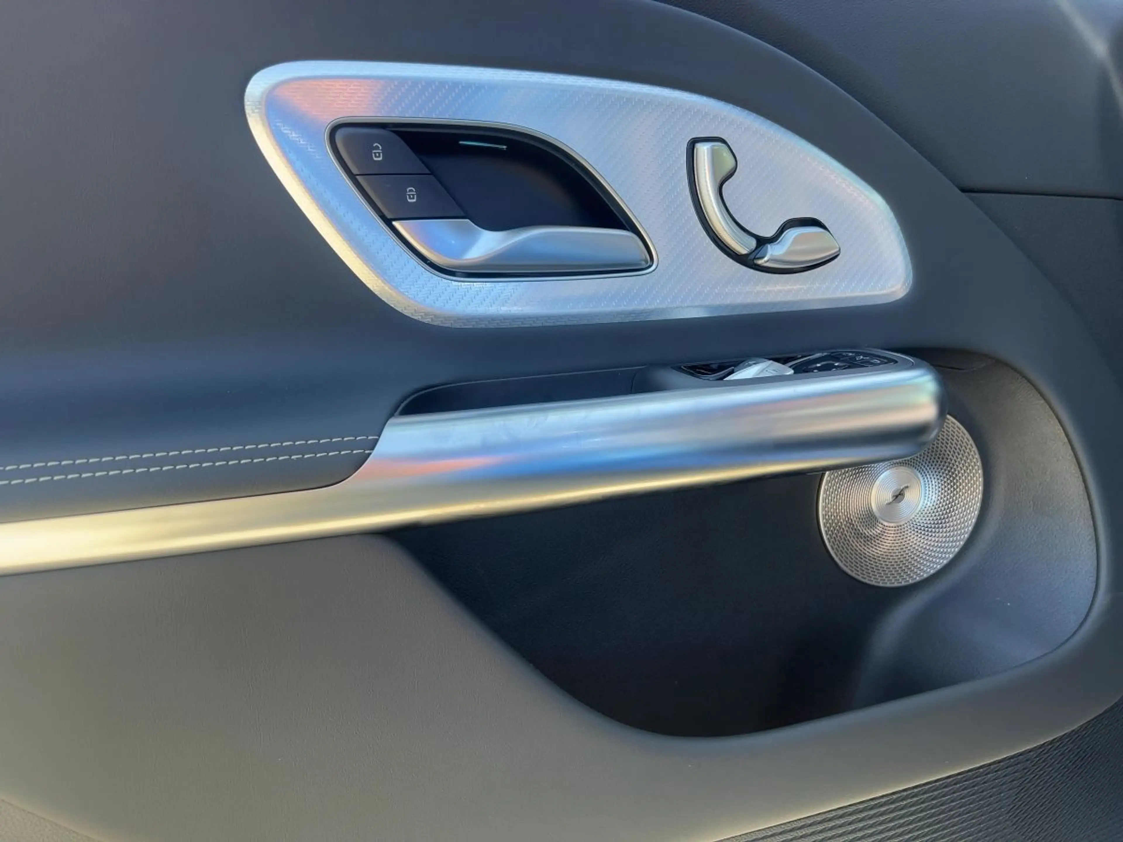 Mercedes-Benz GLB 250 + mit EQ Technologie *AMG*Pano*AHK*360Kam* — photo 13