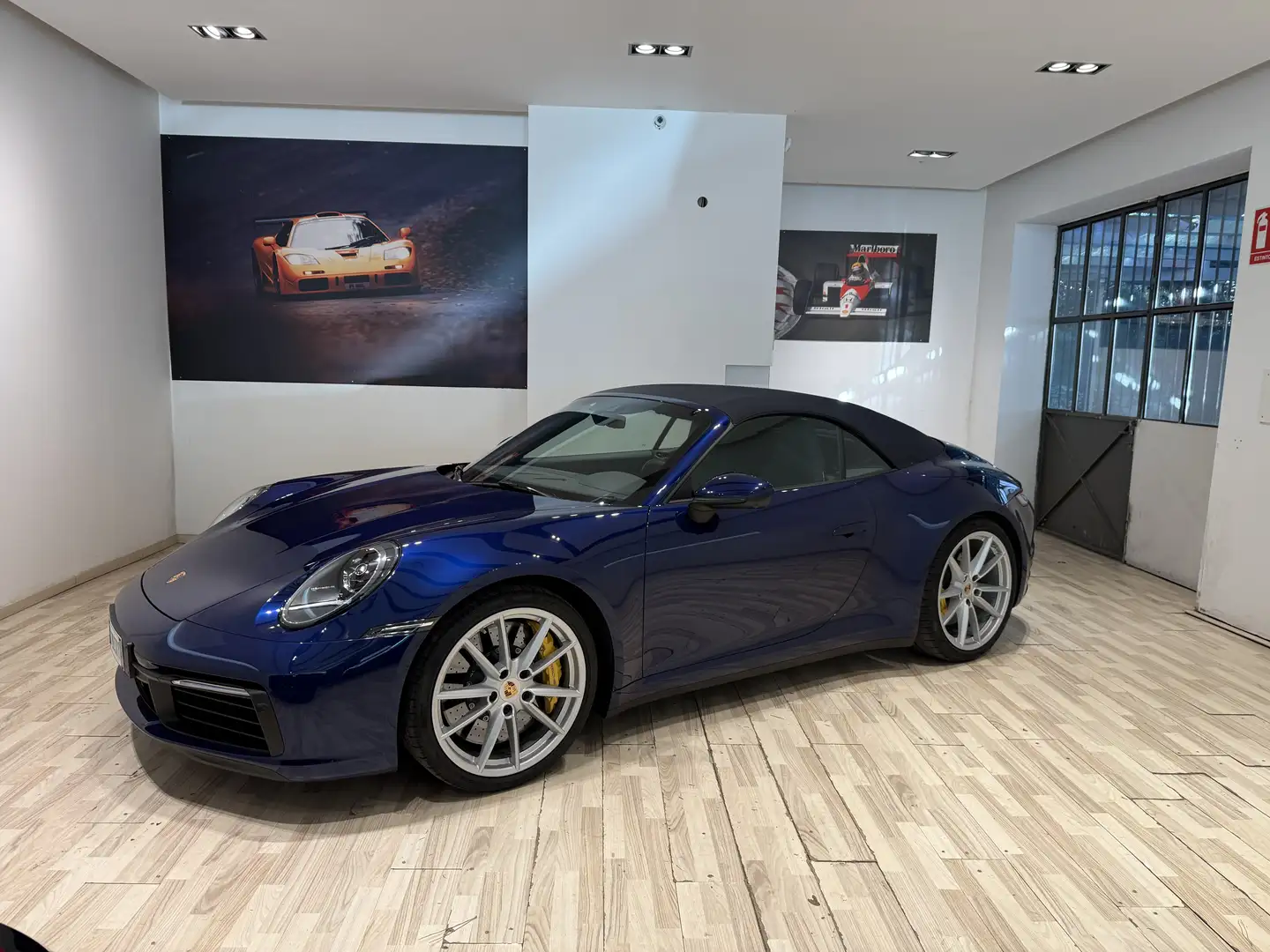Porsche 992 992 Cabrio Carrera 4S - carboceramica Blau - 1