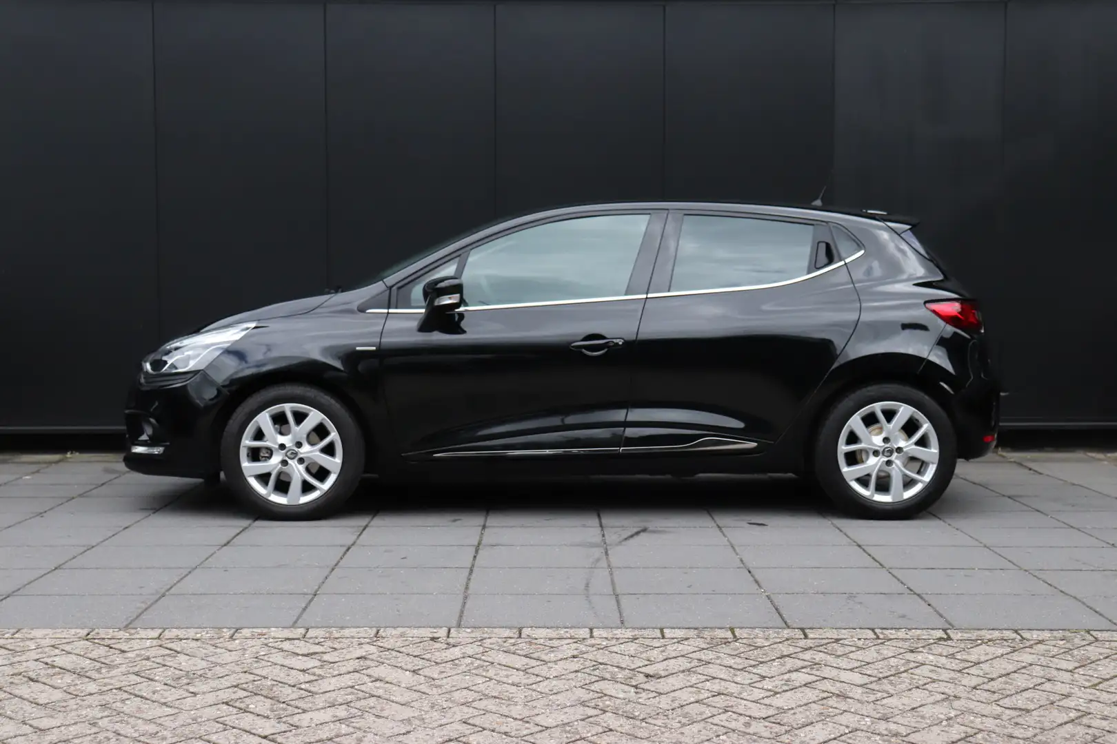 Renault Clio 0.9 TCe Limited | PDC | LMV | CRUISE | BASS REFLEX Zwart - 2