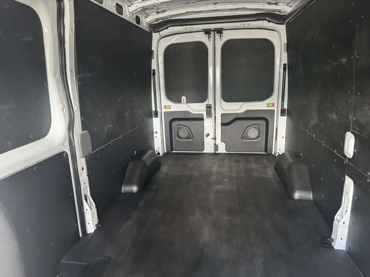 Ford Transit Cargo Van снимка Ford Transit Cargo Van