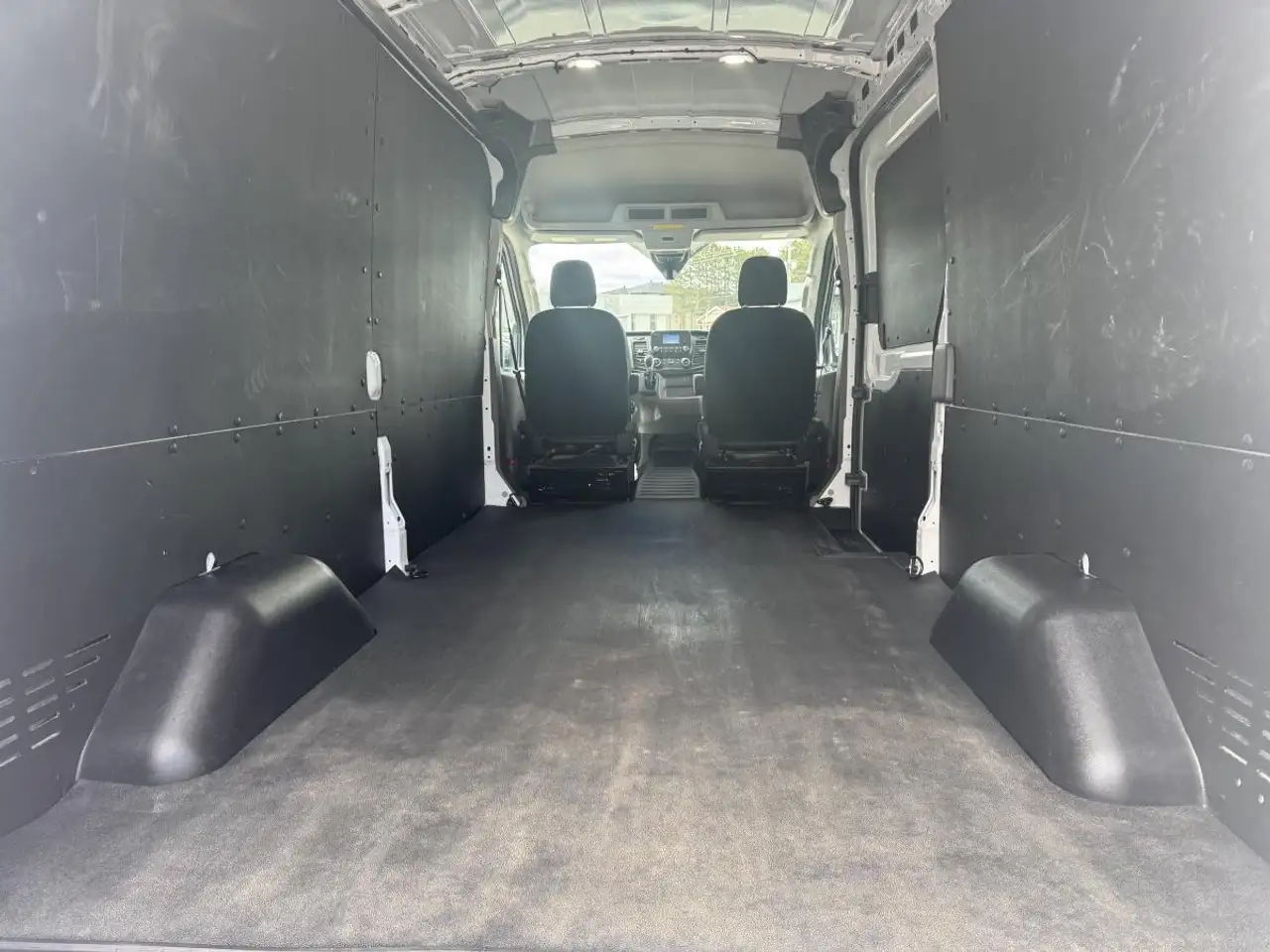 Ford Transit Cargo Van снимка Ford Transit Cargo Van