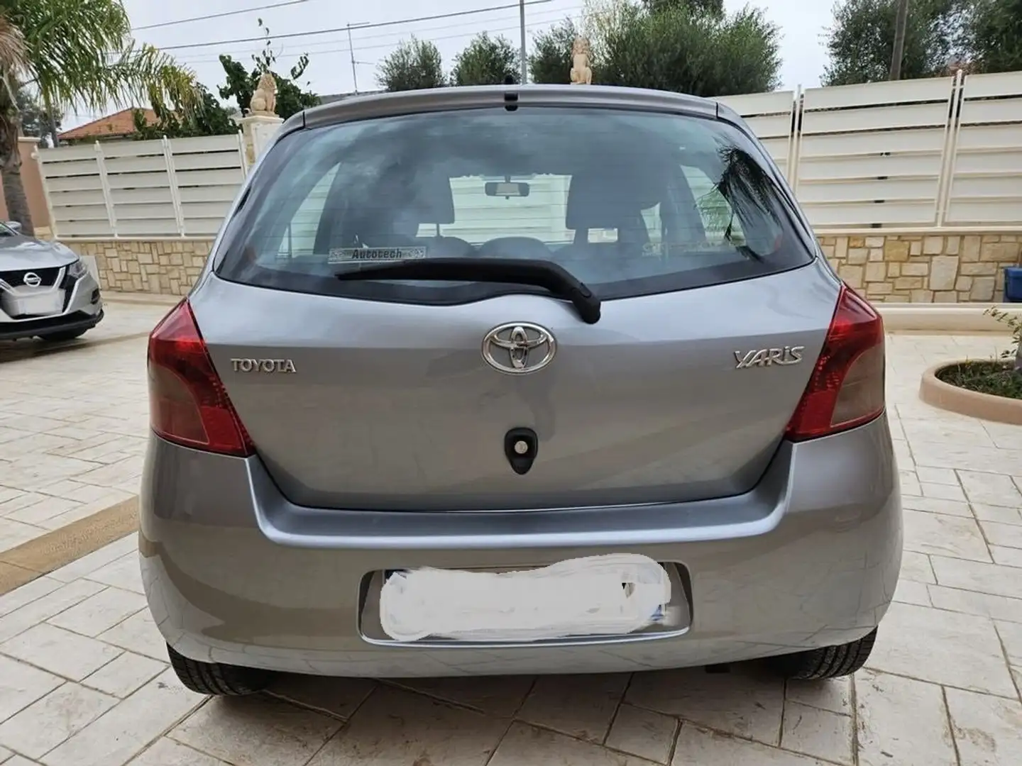 Toyota Yaris Yaris 1.4 D-4D Sol Gris - 2
