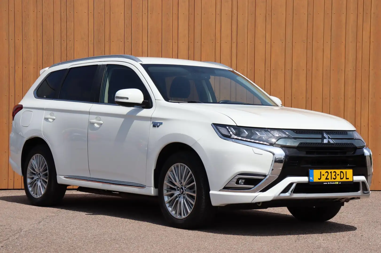 Mitsubishi Outlander 2.4 PHEV Pure+ org. NL-auto trekhaak camera stoelv Wit - 2