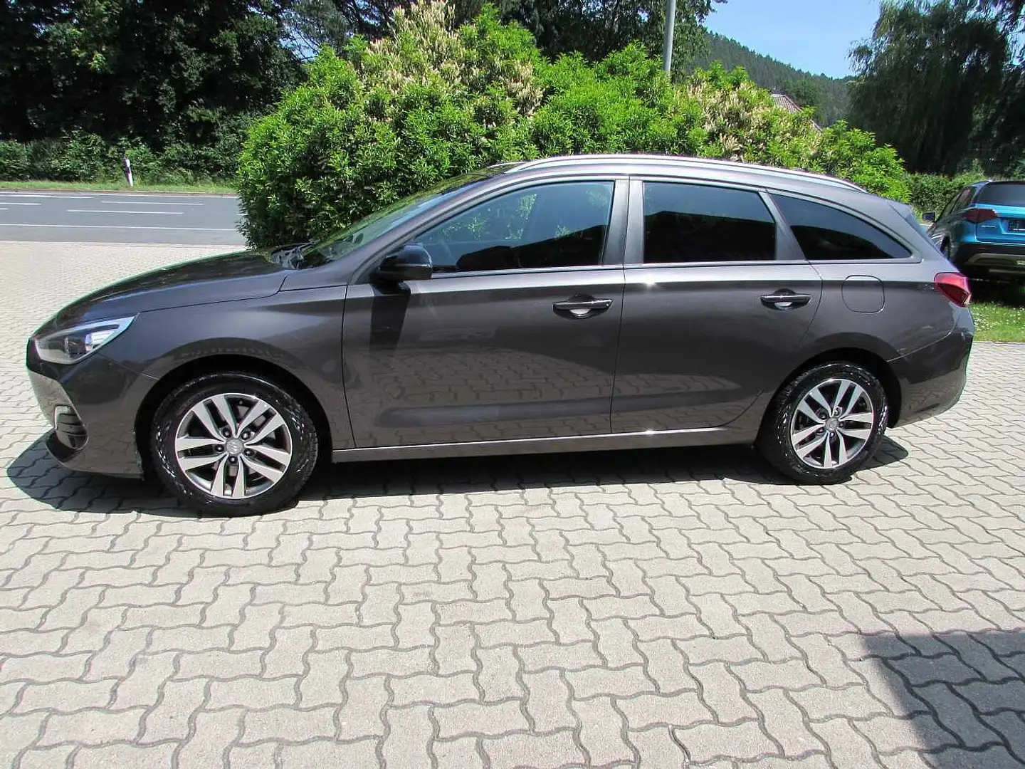 Hyundai i30 Kombi 1.6 CRDI YES! 'Navi/SHZ/AHK' Grigio - 2