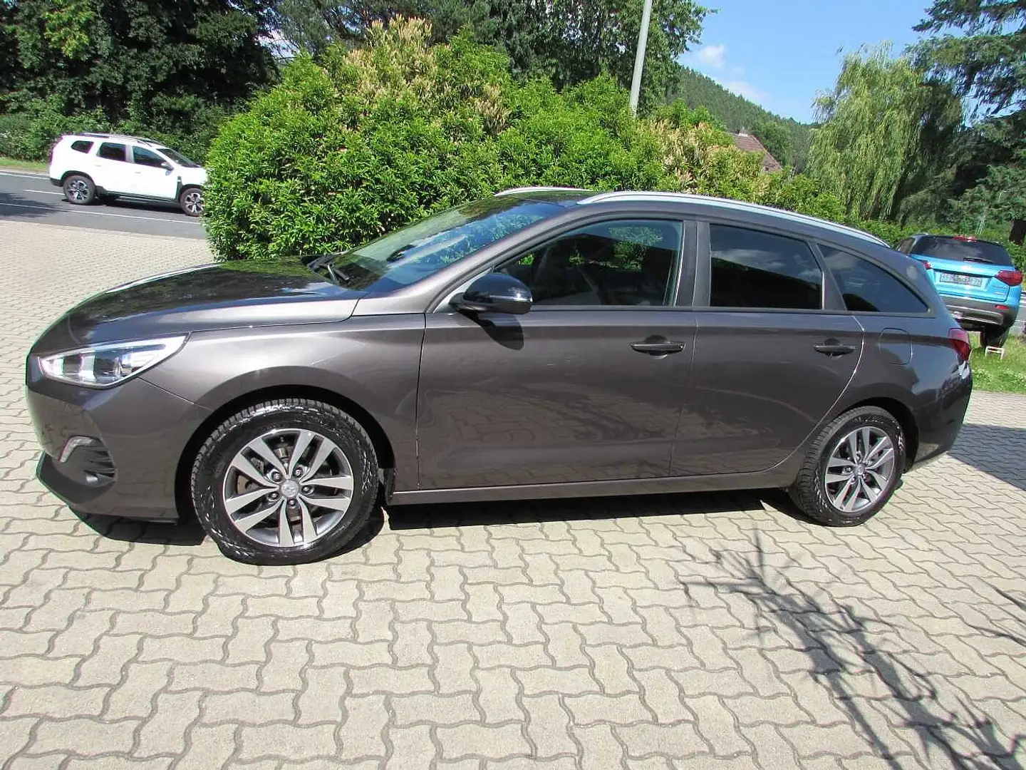 Hyundai i30 Kombi 1.6 CRDI YES! 'Navi/SHZ/AHK' Gris - 2