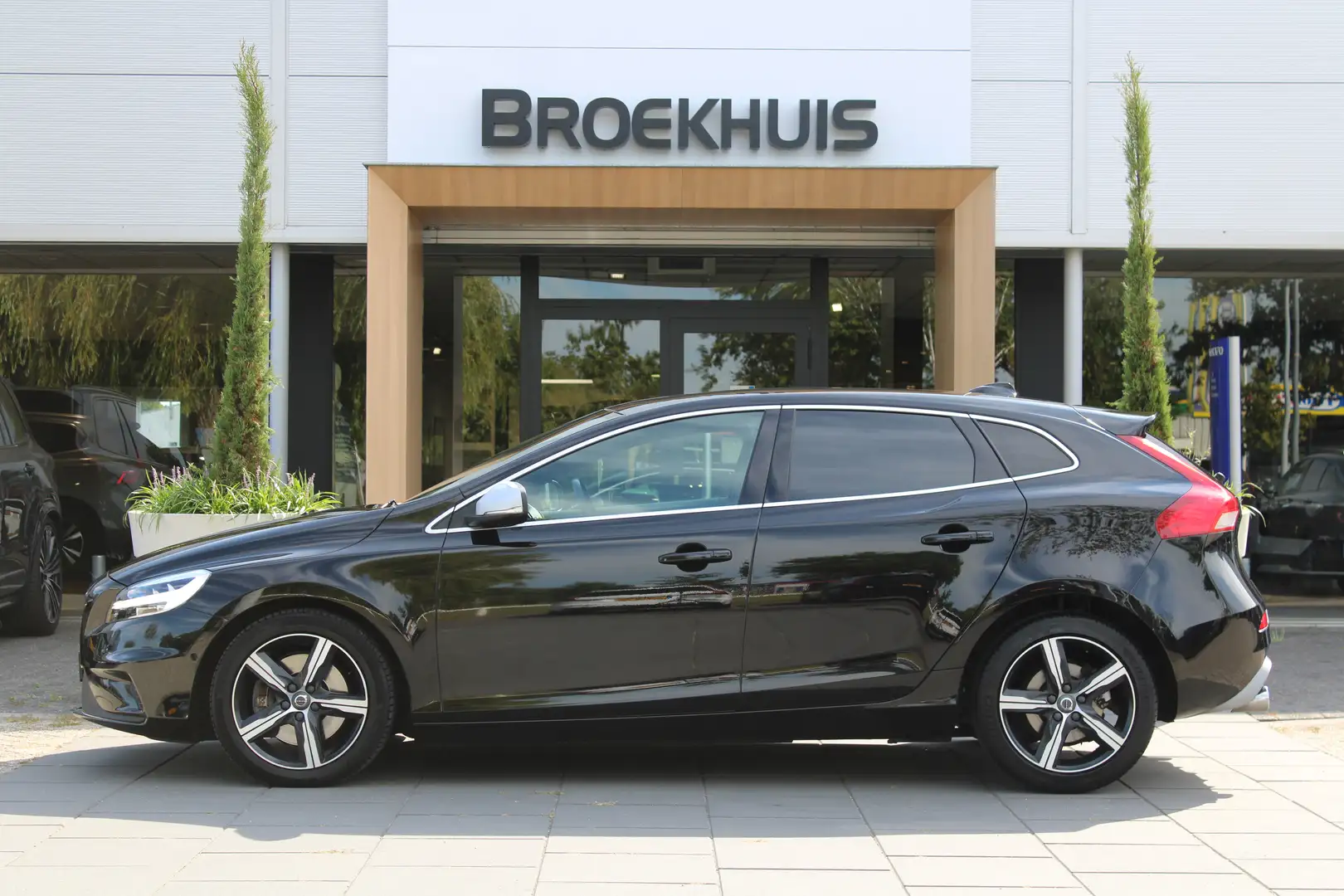 Volvo V40 R-Design Harman Kardon | Pano | Camera | Stoel ver Schwarz - 2