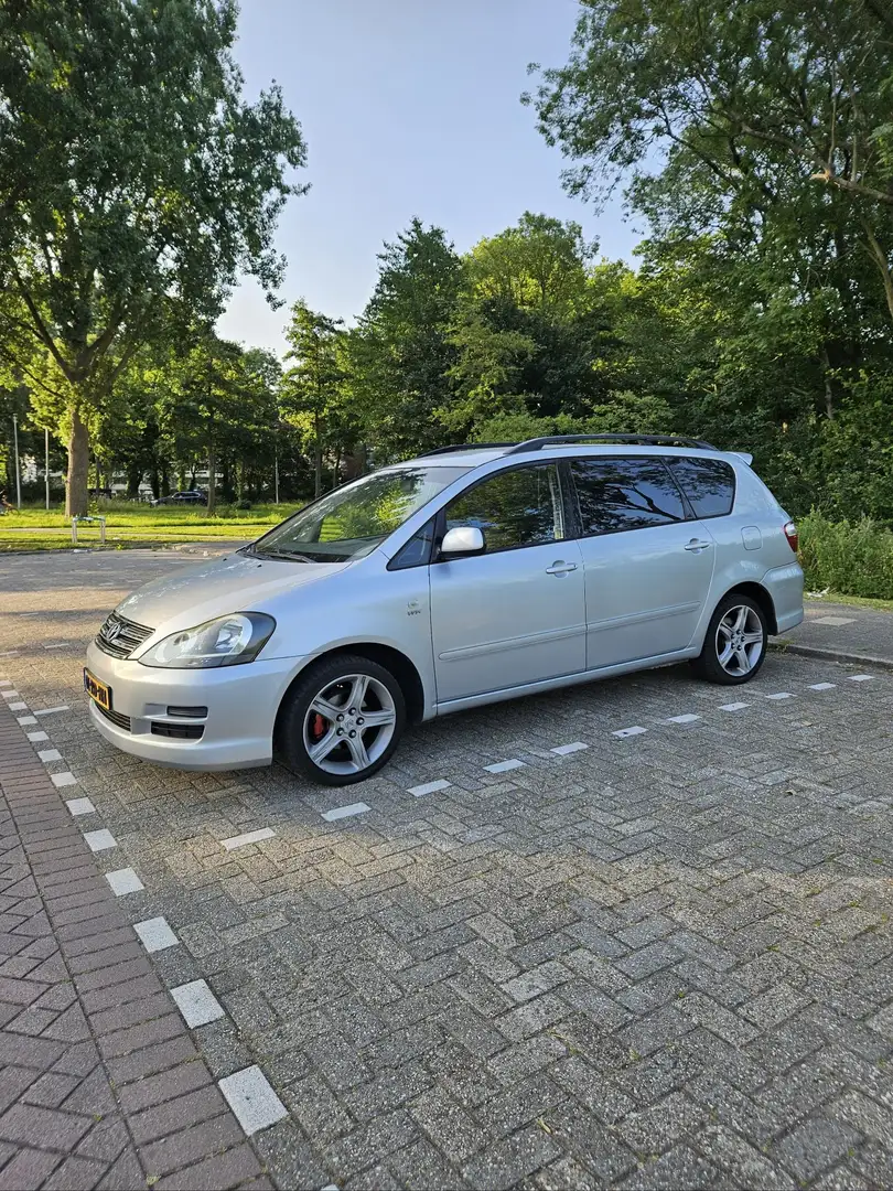 Toyota Avensis Verso 2.0i Linea Luna 5p. Zilver - 1