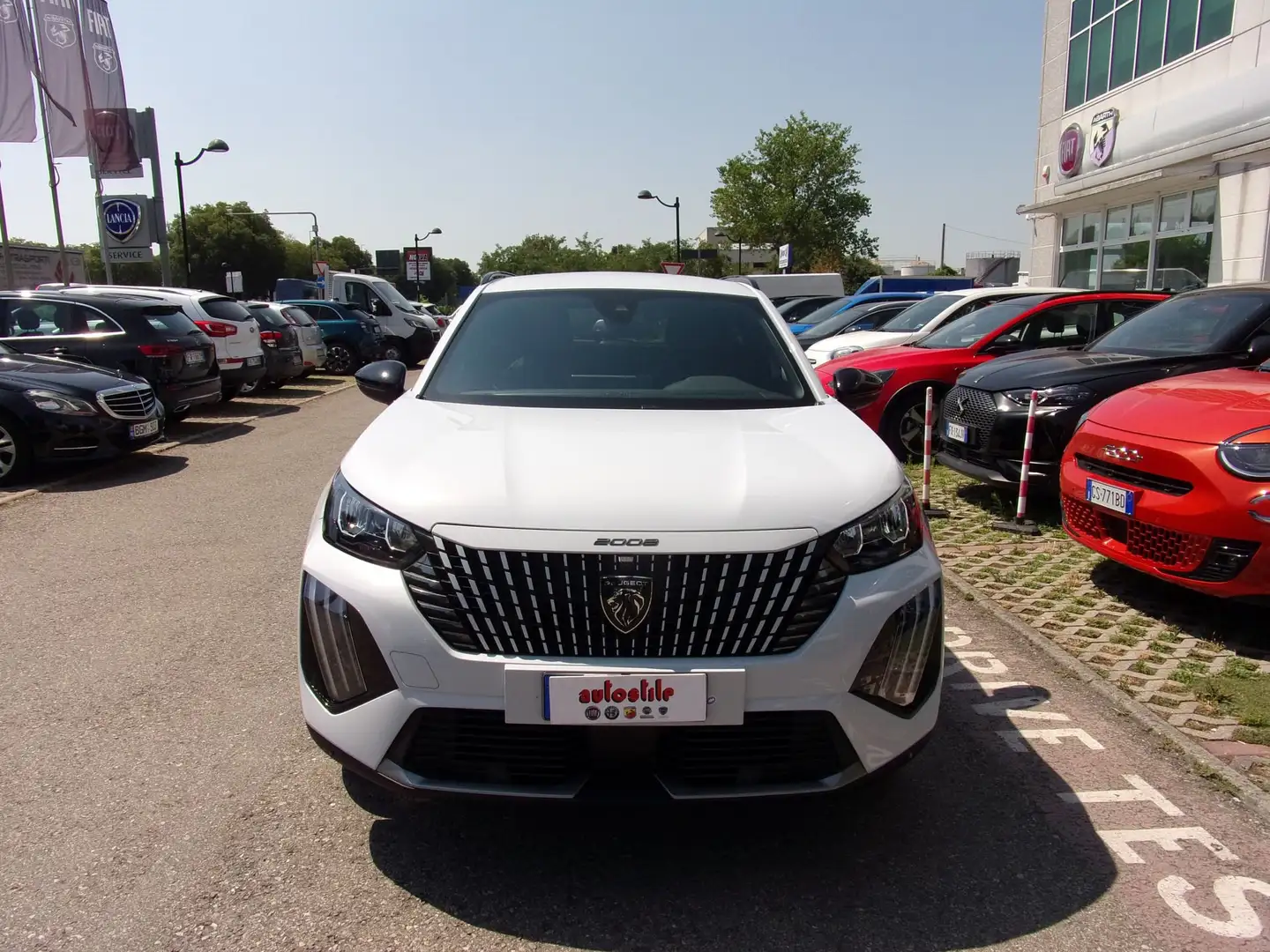 Peugeot 2008 Hybrid 136 e-DCS6 Allure Biały - 2