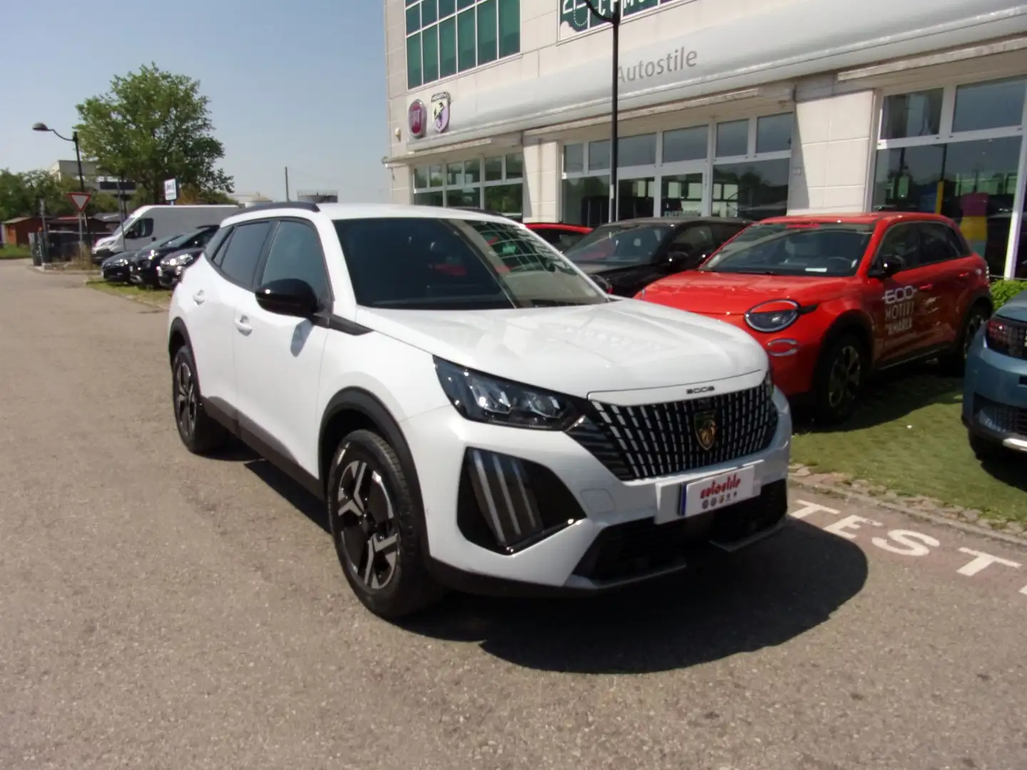 Peugeot 2008 Hybrid 136 e-DCS6 Allure Biały - 1