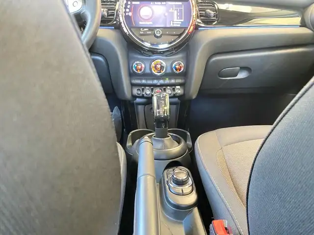 Mini Hatch view 12