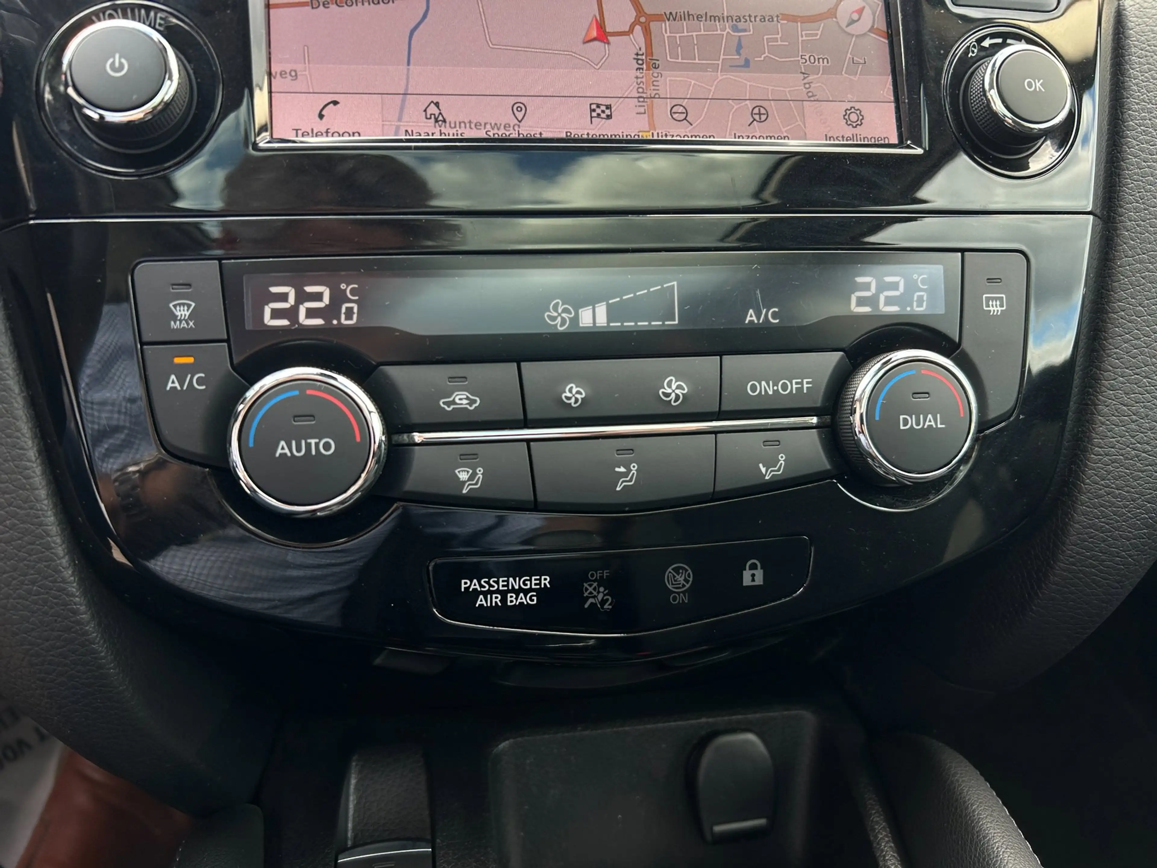 Nissan Qashqai 1.3 DIG-T N-Connecta Panoramadak, 360 camera, Navi — photo 12