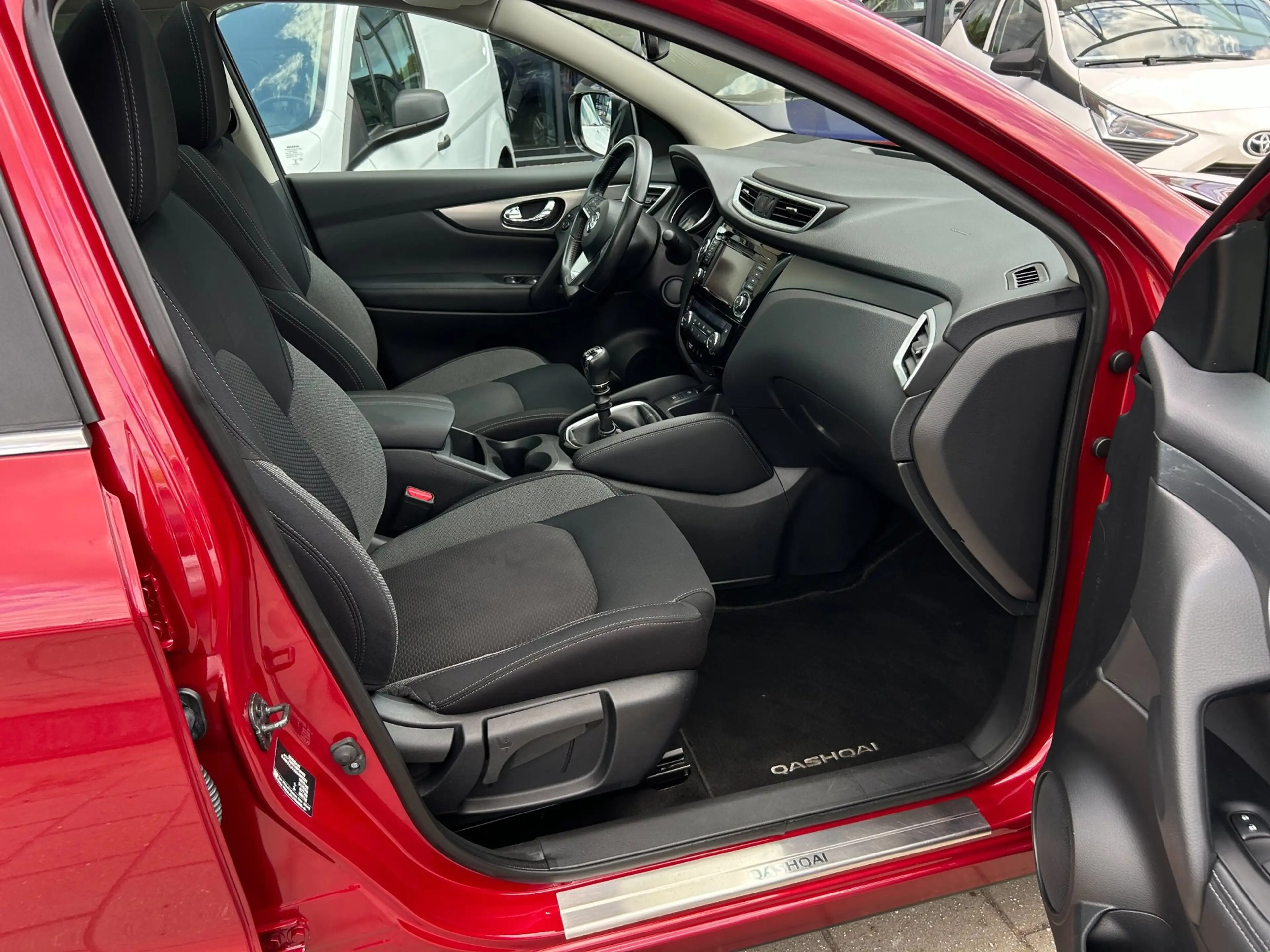 Nissan Qashqai 1.3 DIG-T N-Connecta Panoramadak, 360 camera, Navi — photo 7